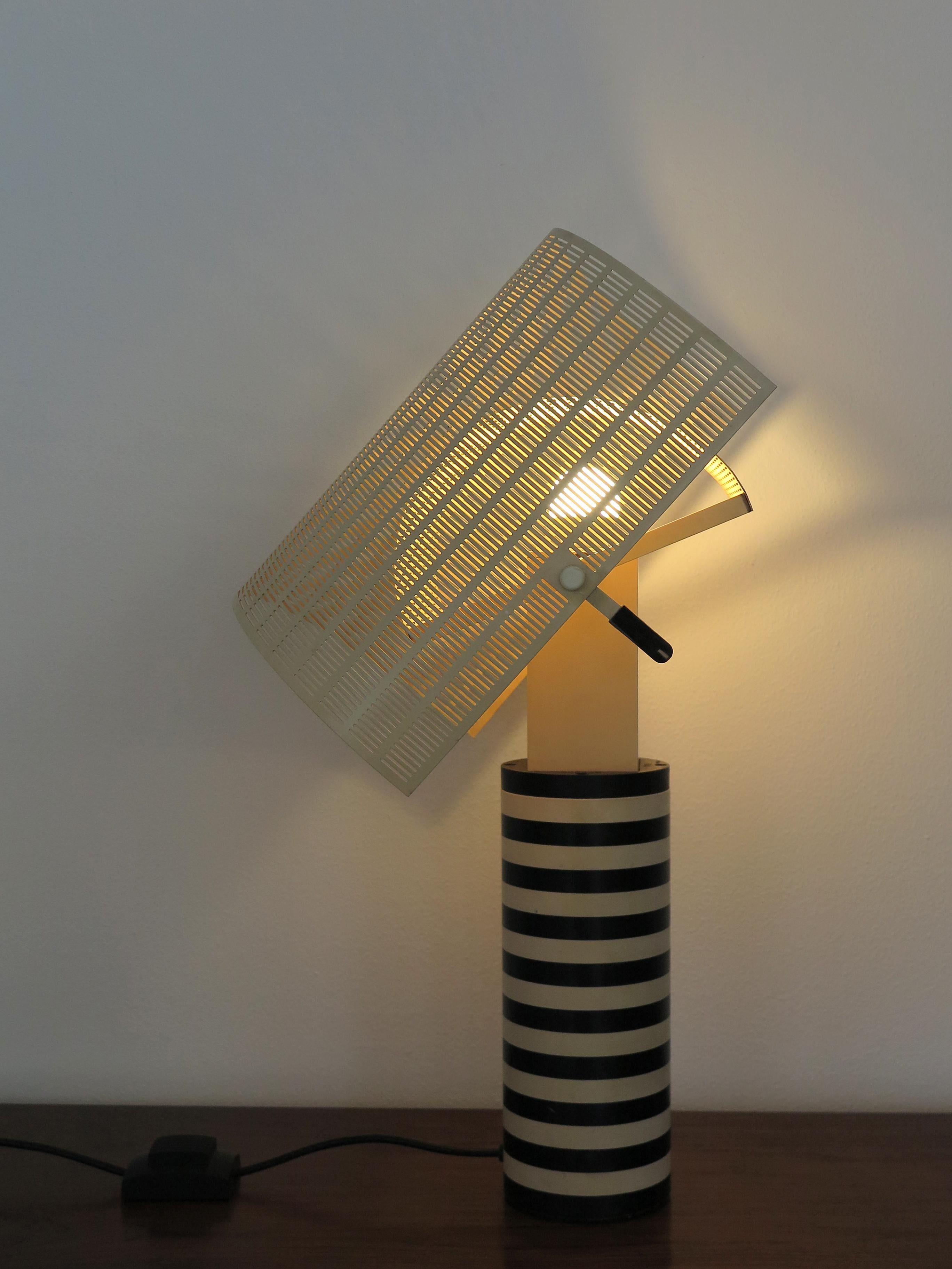 Lampe italienne Shogung conçue par Mario Botta pour Artemide dans les années 1980, avec tige en métal peint en blanc et noir, diffuseurs ajustables en tôle d'acier perforée peinte en blanc, première production dans les années 1980.
Signé sur la base