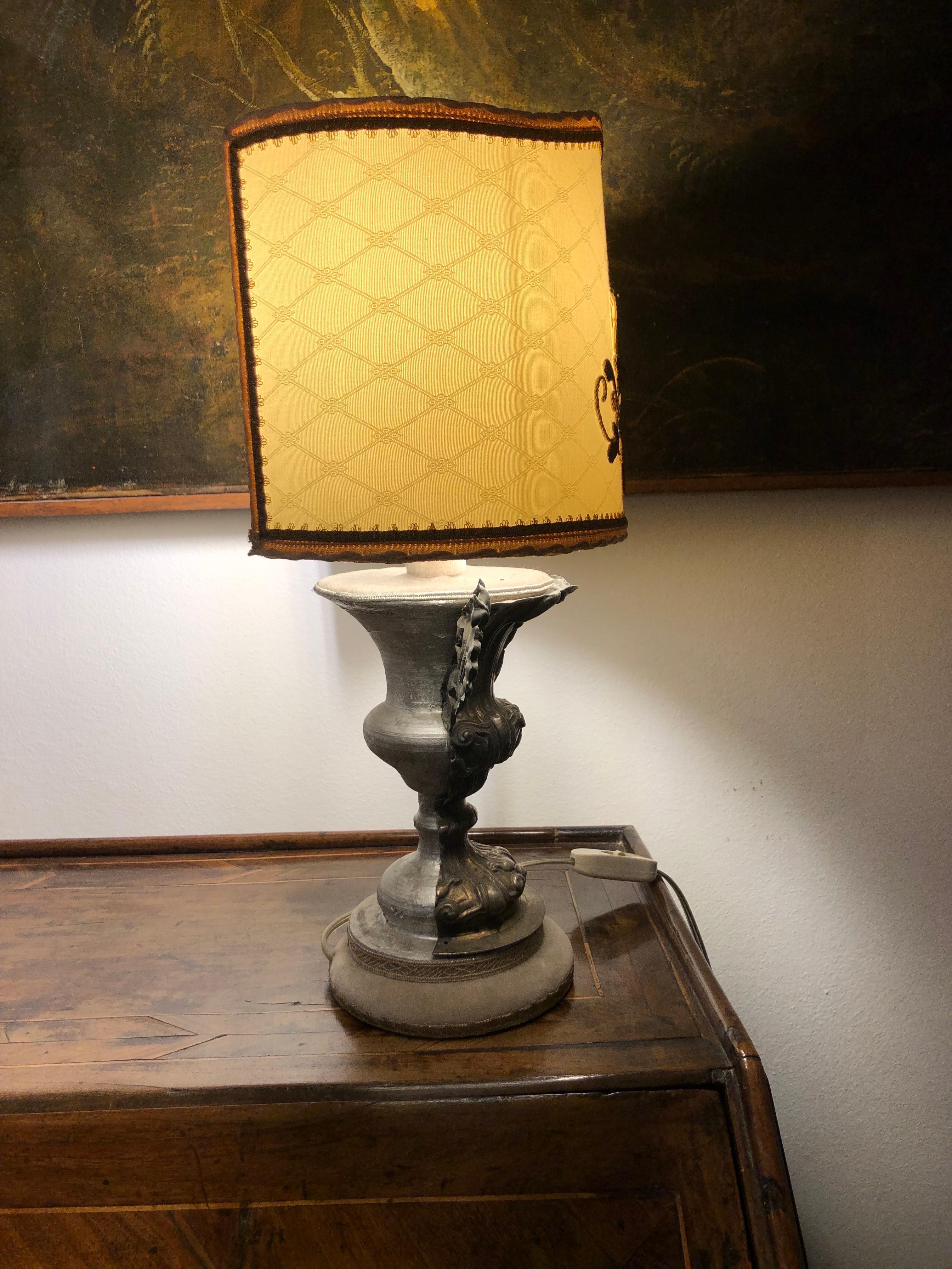 Italian Table Lamp 18th Century Baroque Vase Silver Beige Lampshade  For Sale 4
