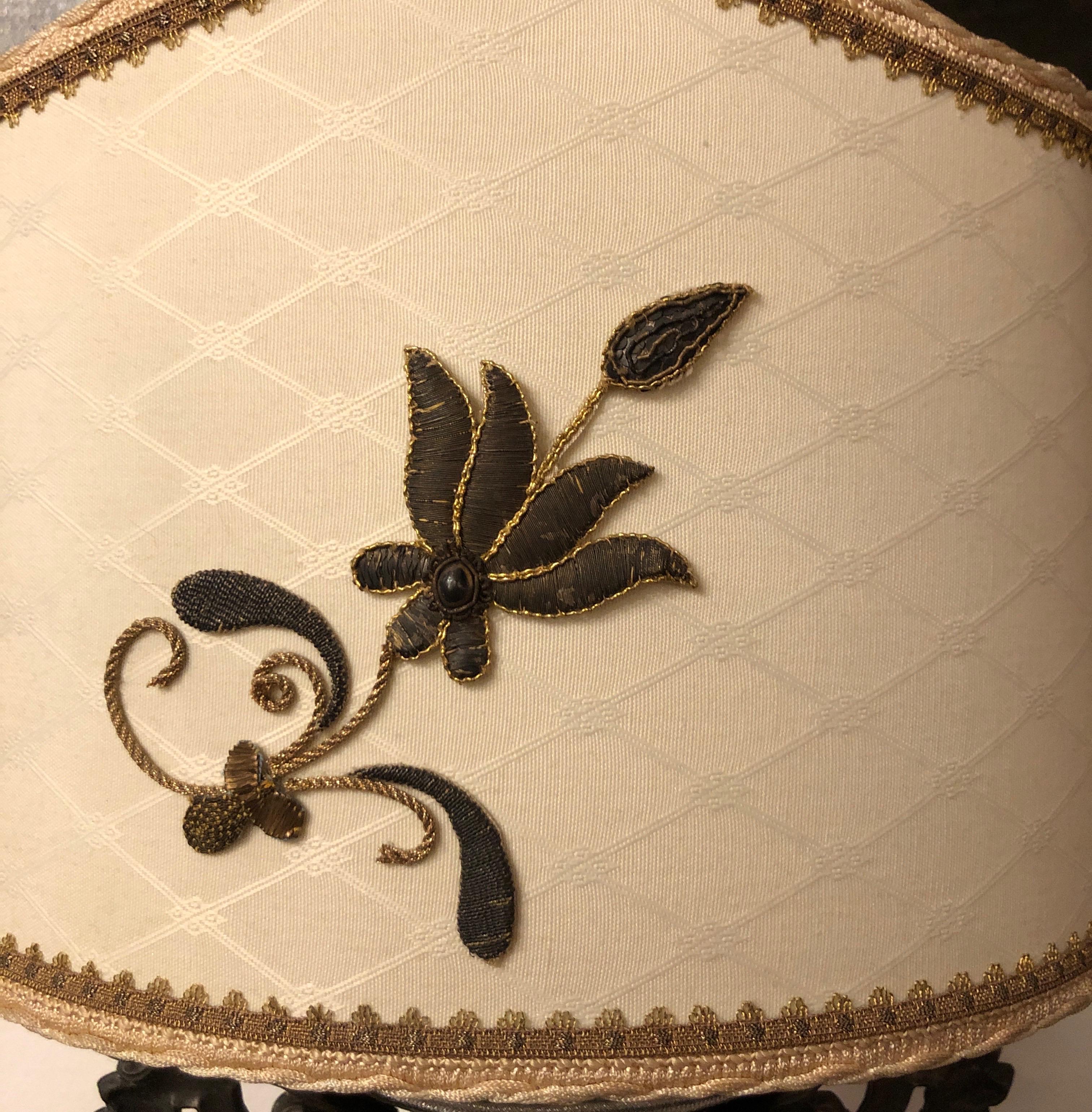 Lampe de table italienne du 18e siècle Vase baroque Abat-jour beige argenté  en vente 6