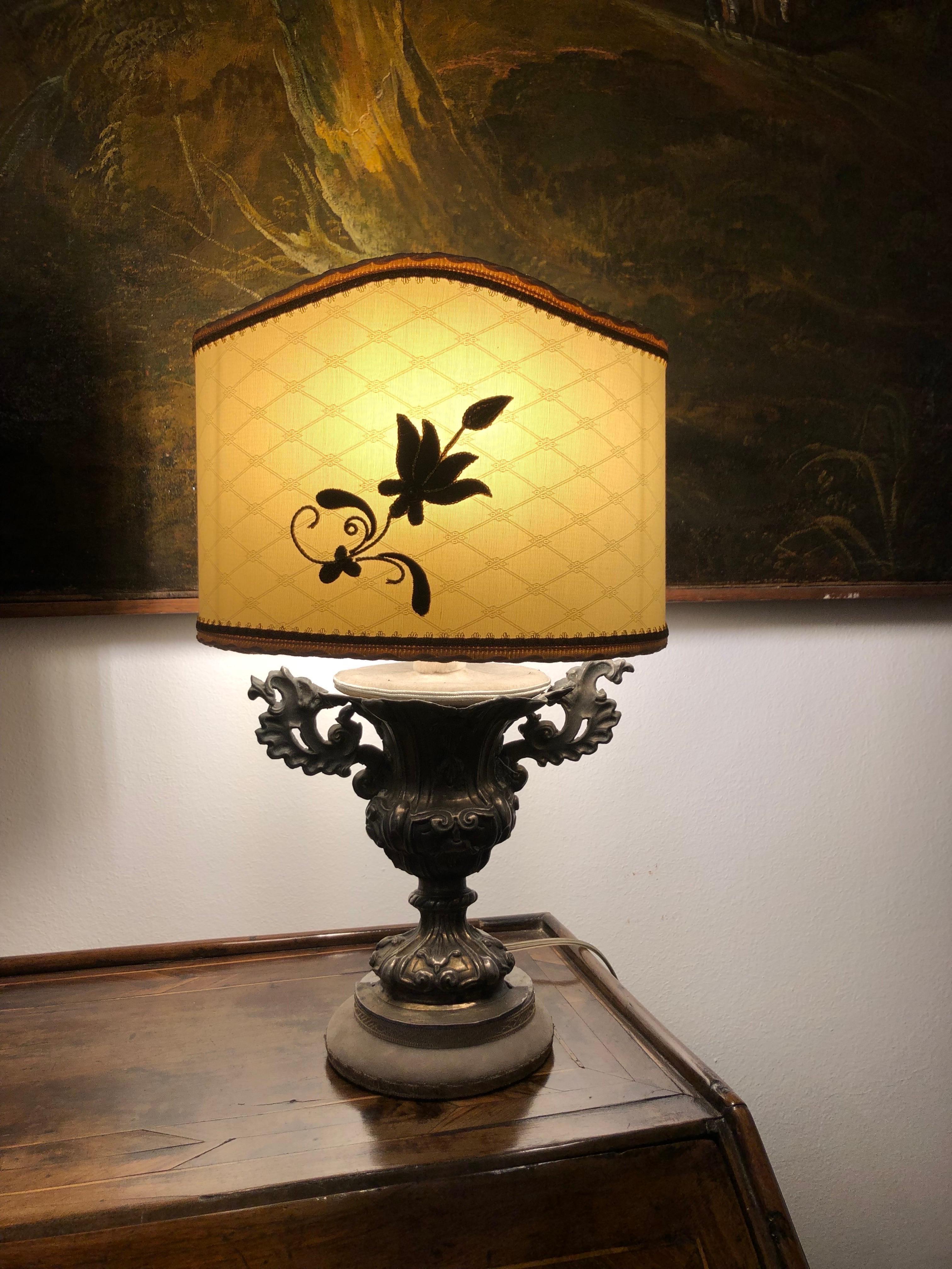 Lampe de table argentée des années 1700 avec un abat-jour en forme d'éventail, demi-lune d'origine italienne. Il s'agit d'un vase baroque en feuilles de cuivre argenté, estampé uniquement sur la face avant. Cet artefact date de la fin du 18e siècle 
