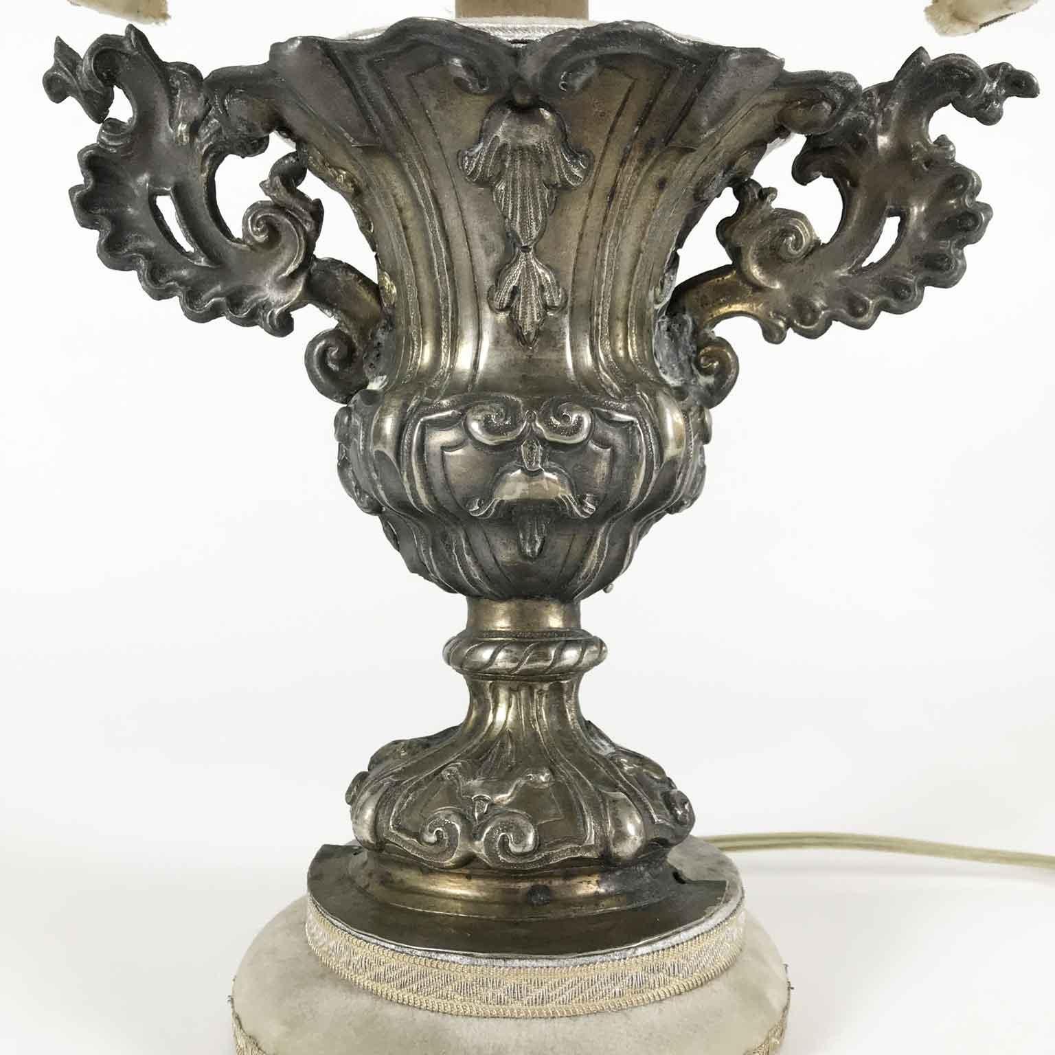 Italienisch 18. Jahrhundert Tischlampe Barock Vase Silber Beige Lampenschirm  (Handgefertigt) im Angebot