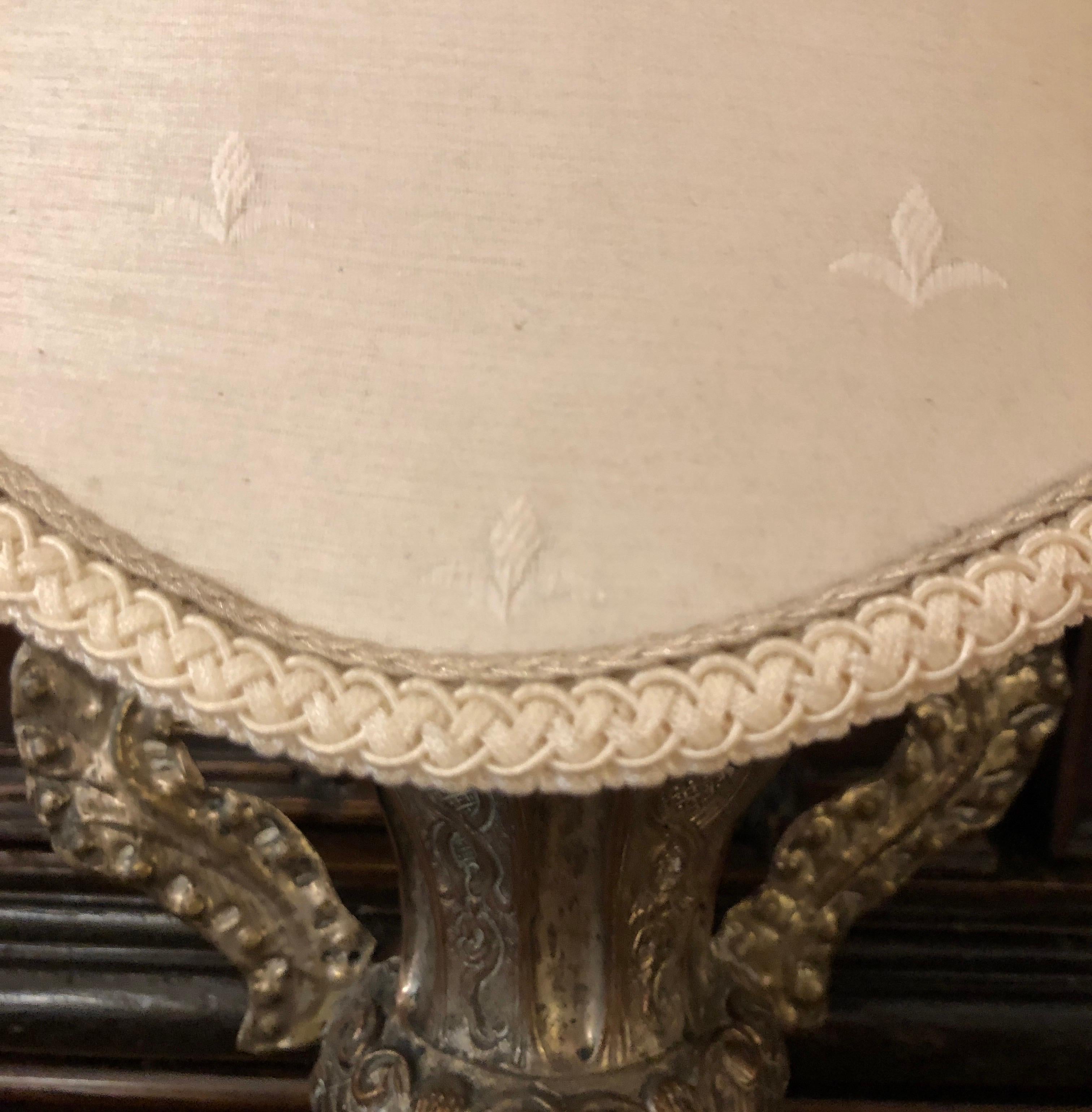 Lampada da Tavolo Italiana XVIII secolo Vaso Barocco Argentato Paralume Demilune in vendita 4