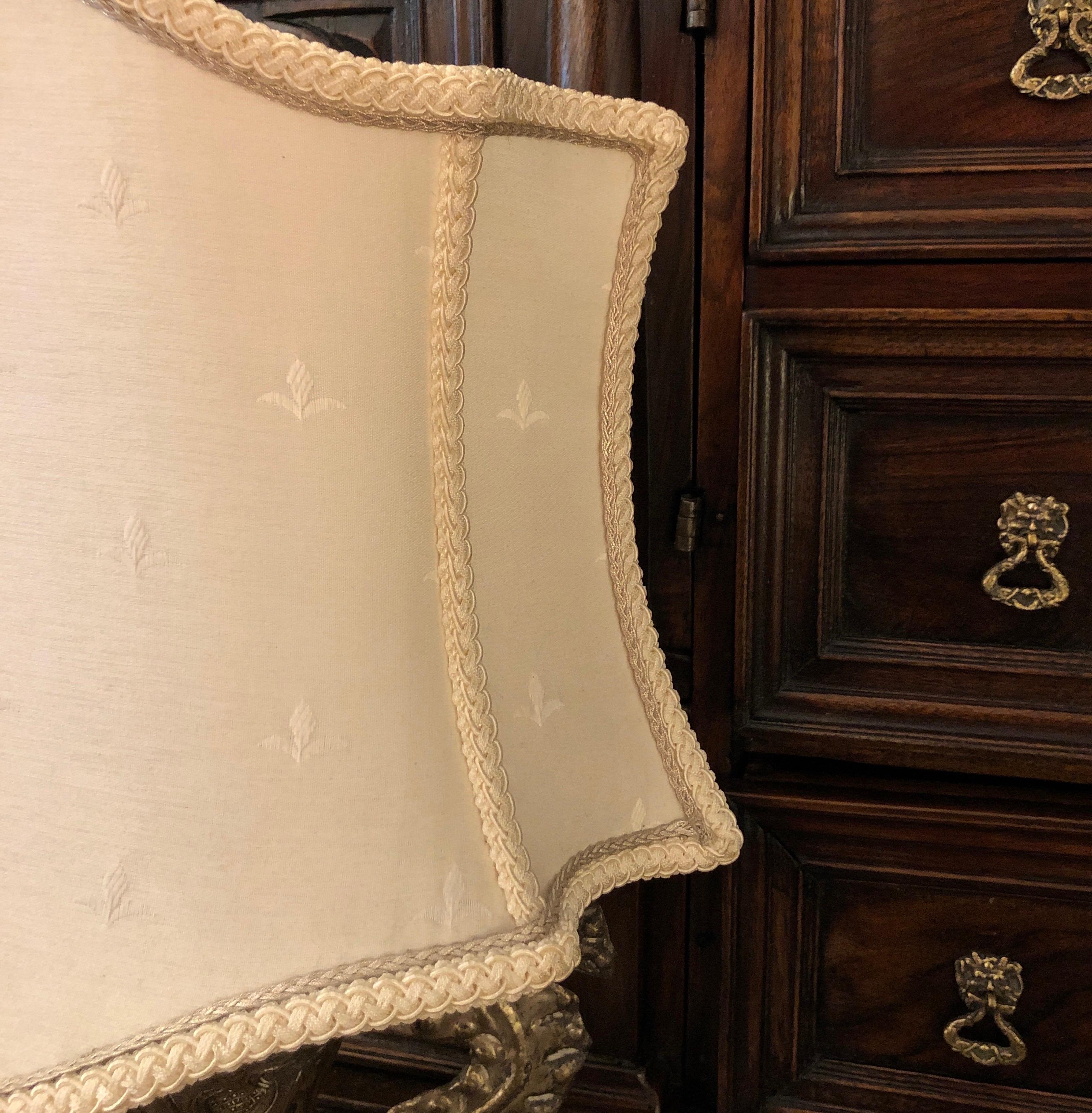 Lampada da Tavolo Italiana XVIII secolo Vaso Barocco Argentato Paralume Demilune in vendita 6