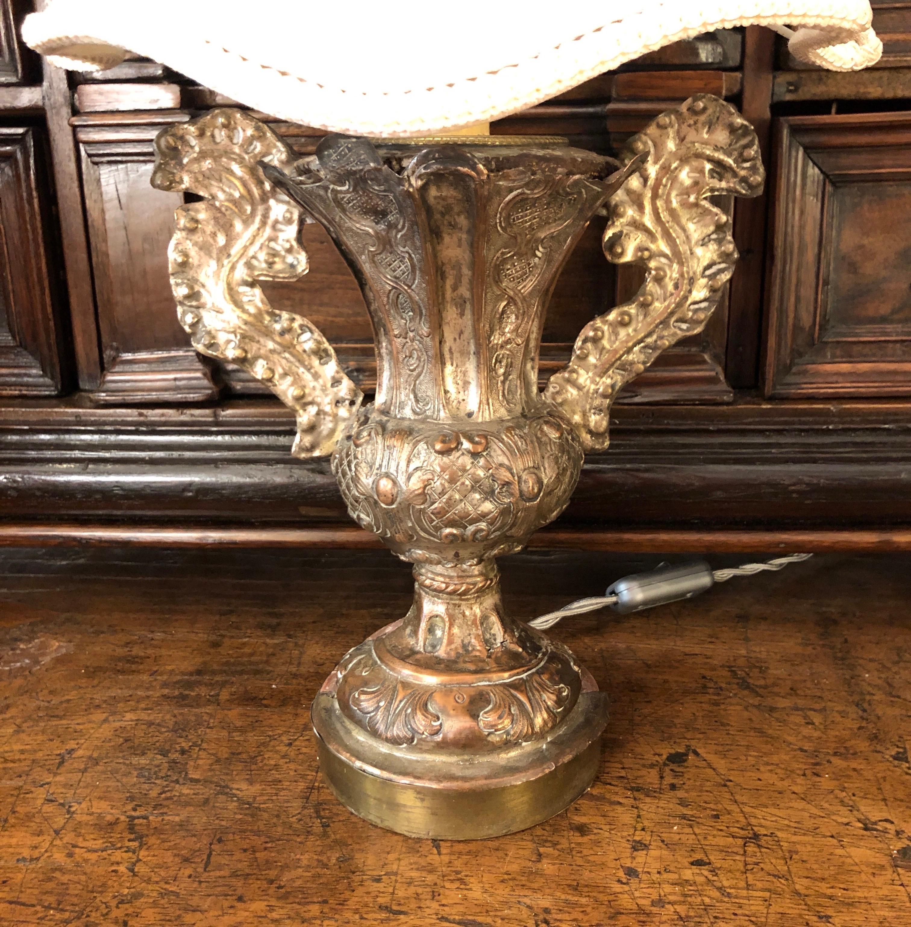 Lampada da Tavolo Italiana XVIII secolo Vaso Barocco Argentato Paralume Demilune in vendita 7