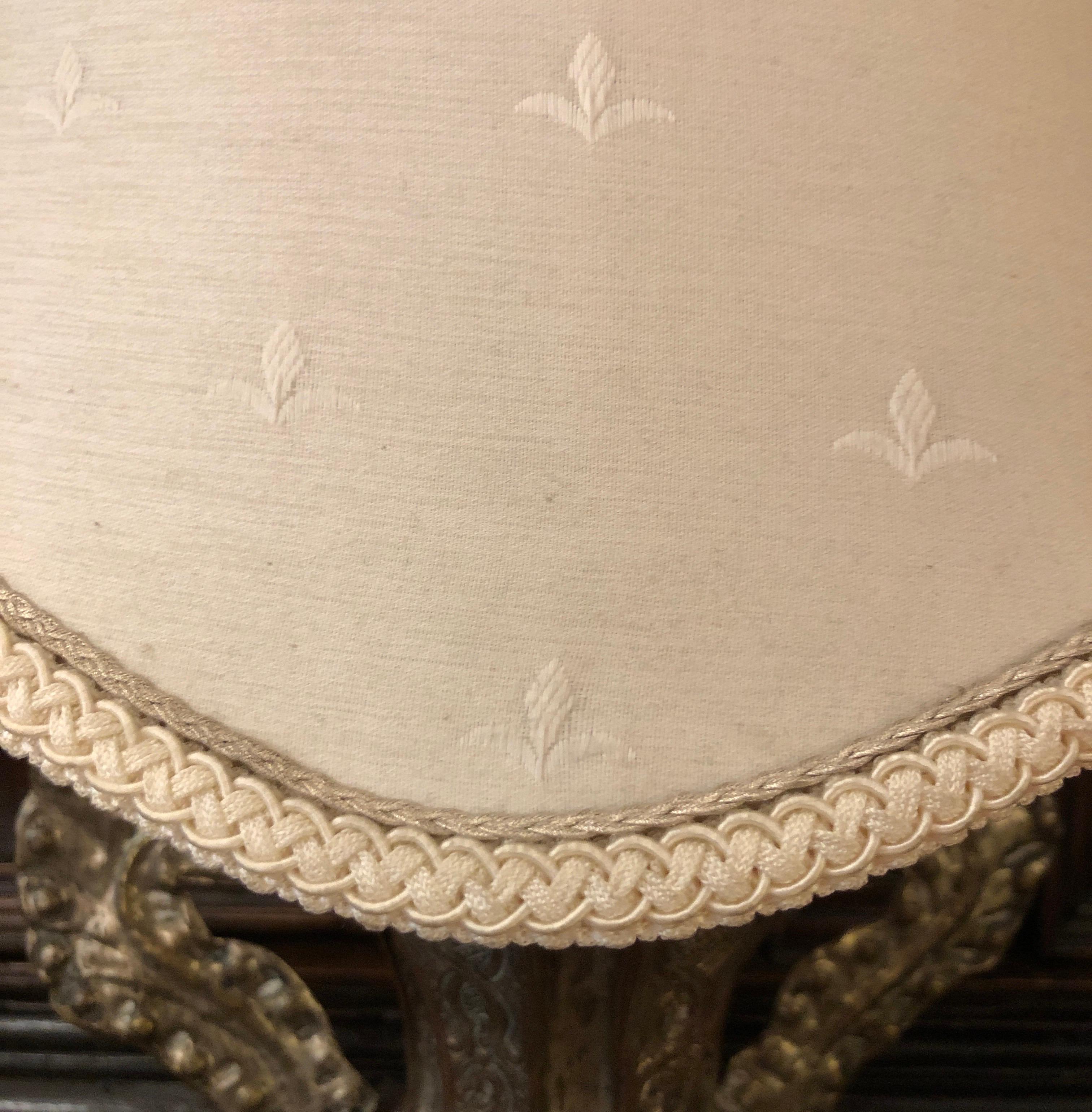 Lampada da Tavolo Italiana XVIII secolo Vaso Barocco Argentato Paralume Demilune in vendita 8