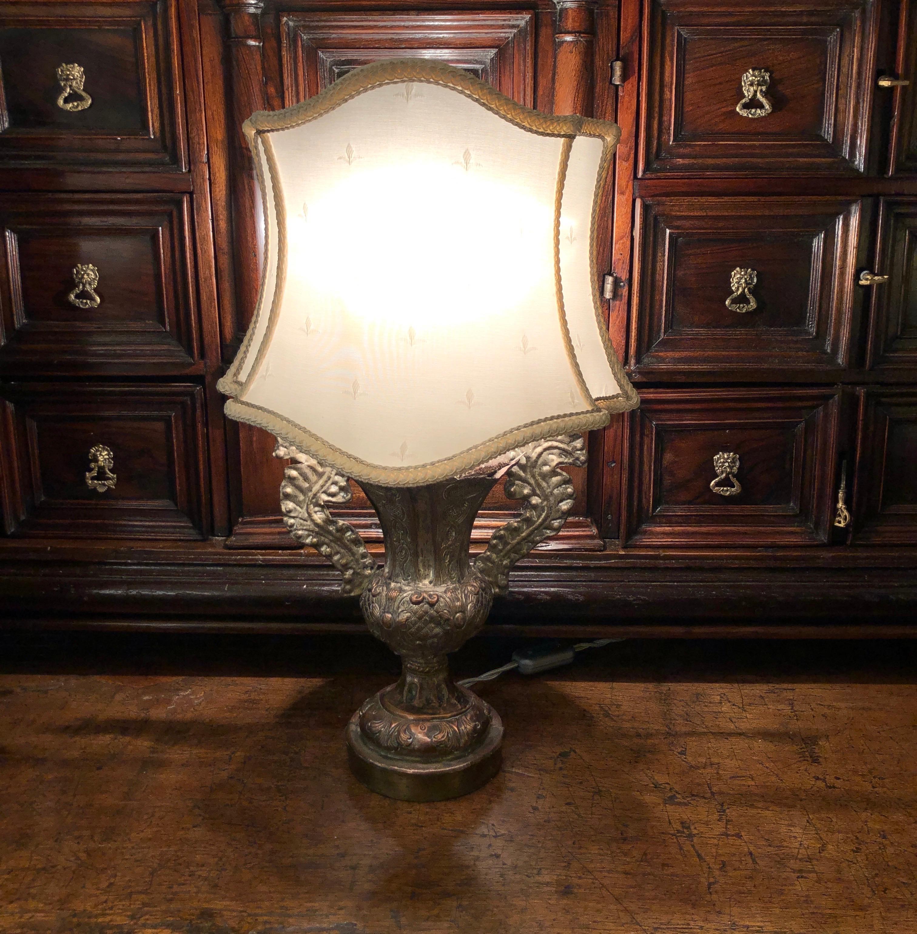 Lampada da tavolo Argentata del 1700 con paralume a ventola, demi-lune di provenienza italiana. Si tratta di un vaso portapalme barocco in lamina di rame argentato, lavorato a sbalzo solamente sul lato frontale questo manufatto della fine del 1700 