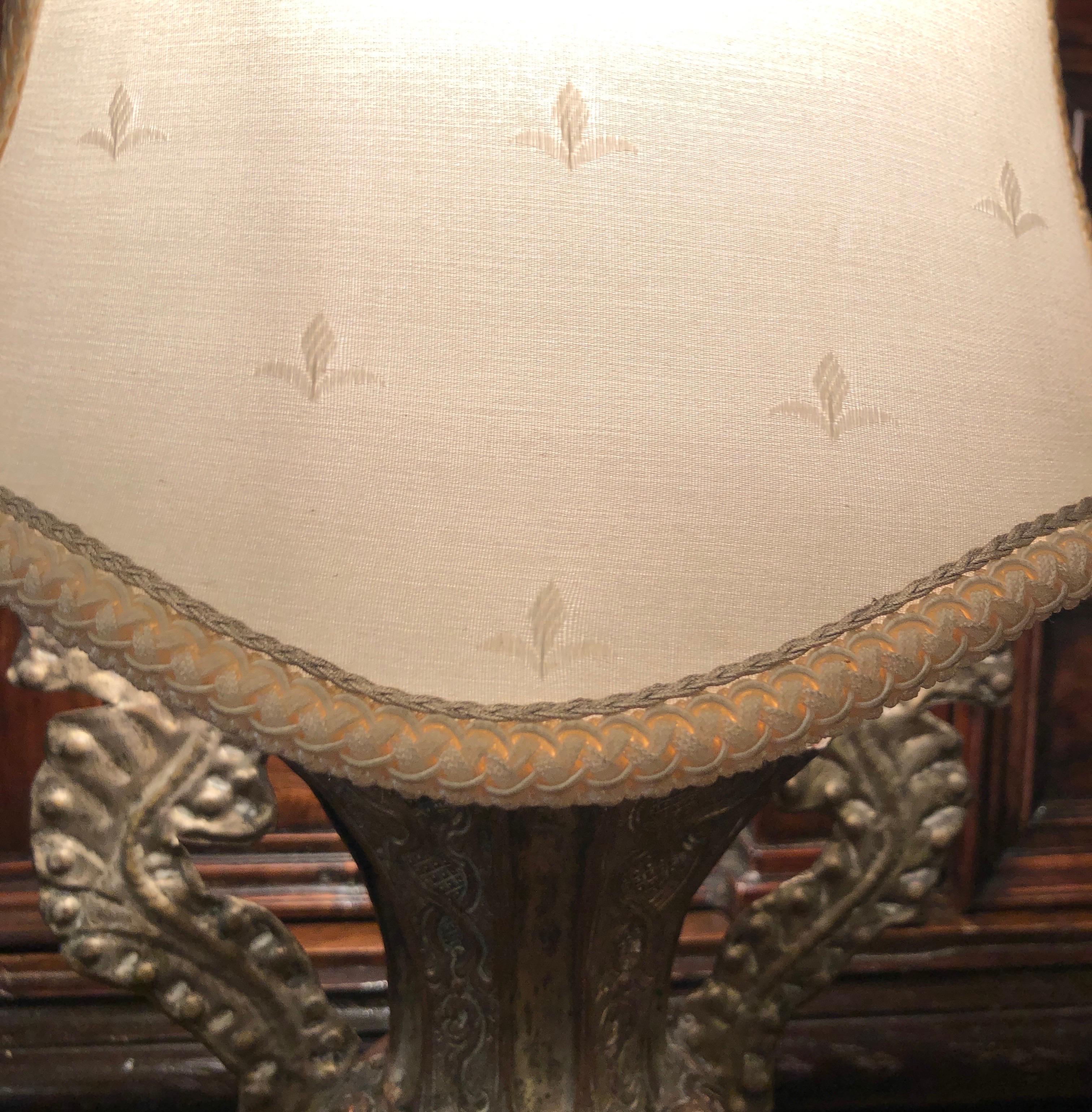 Fatto a mano Lampada da Tavolo Italiana XVIII secolo Vaso Barocco Argentato Paralume Demilune in vendita