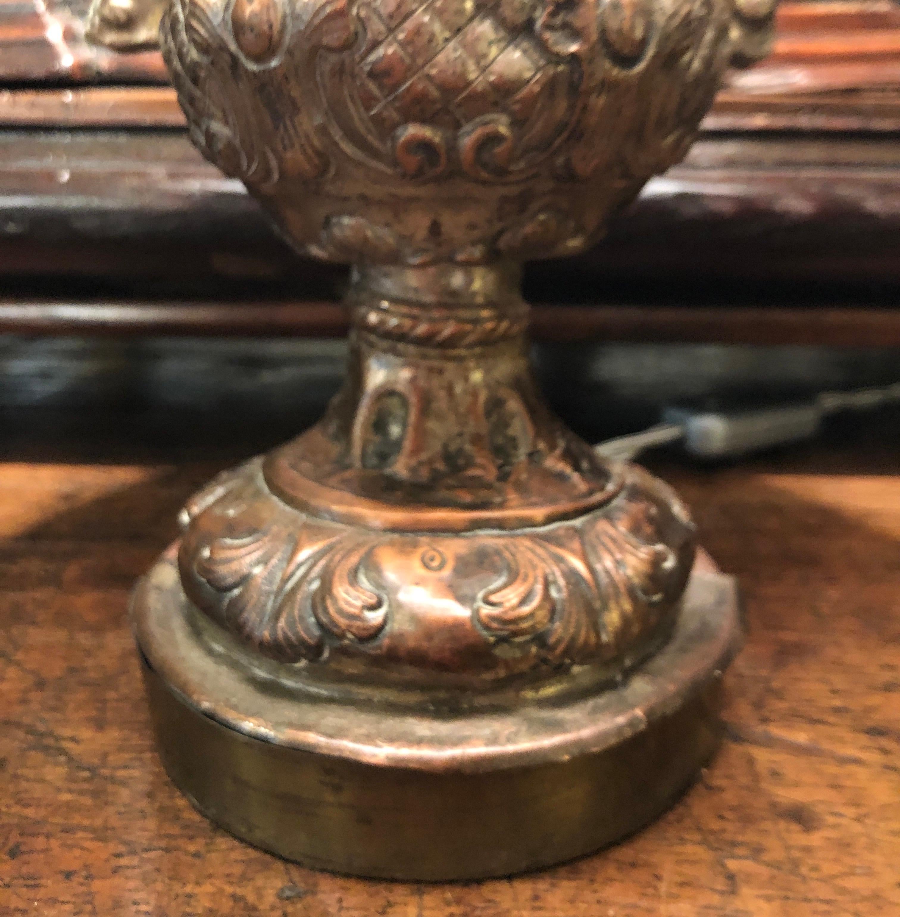 Lampada da Tavolo Italiana XVIII secolo Vaso Barocco Argentato Paralume Demilune In condizioni buone in vendita a Milano, MI