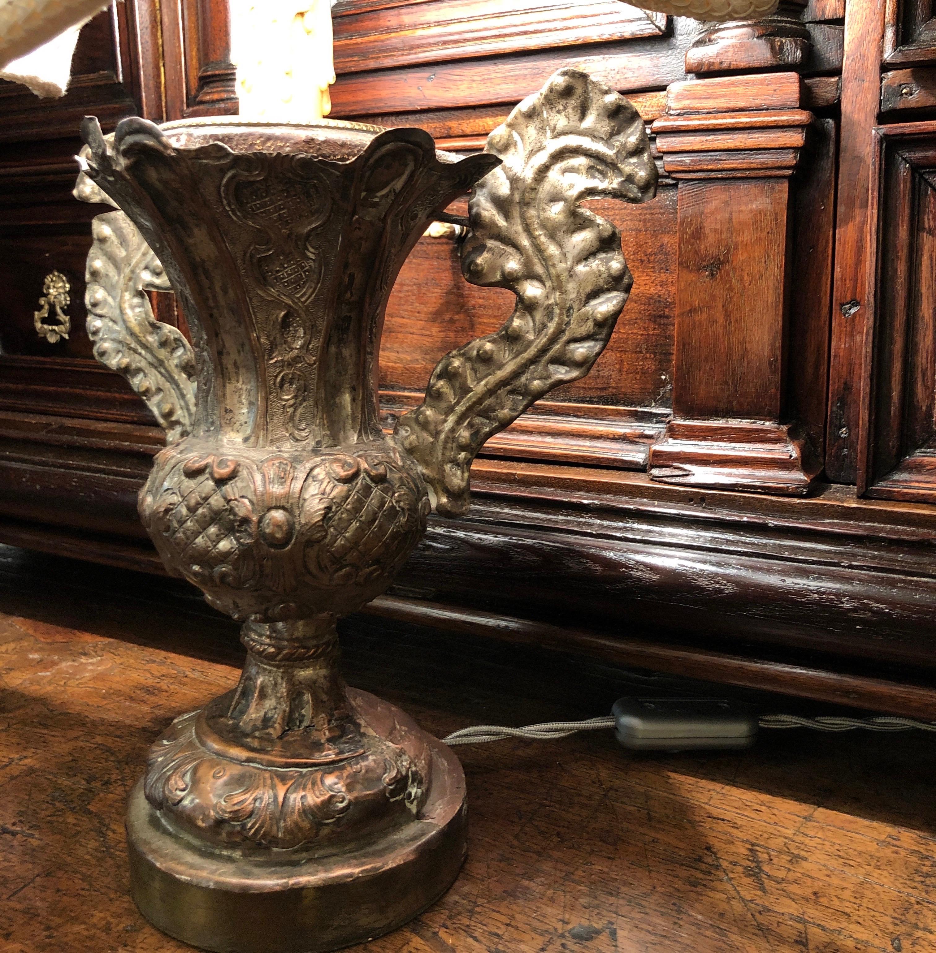 18th Century and Earlier Lampada da Tavolo Italiana XVIII secolo Vaso Barocco Argentato Paralume Demilune in vendita