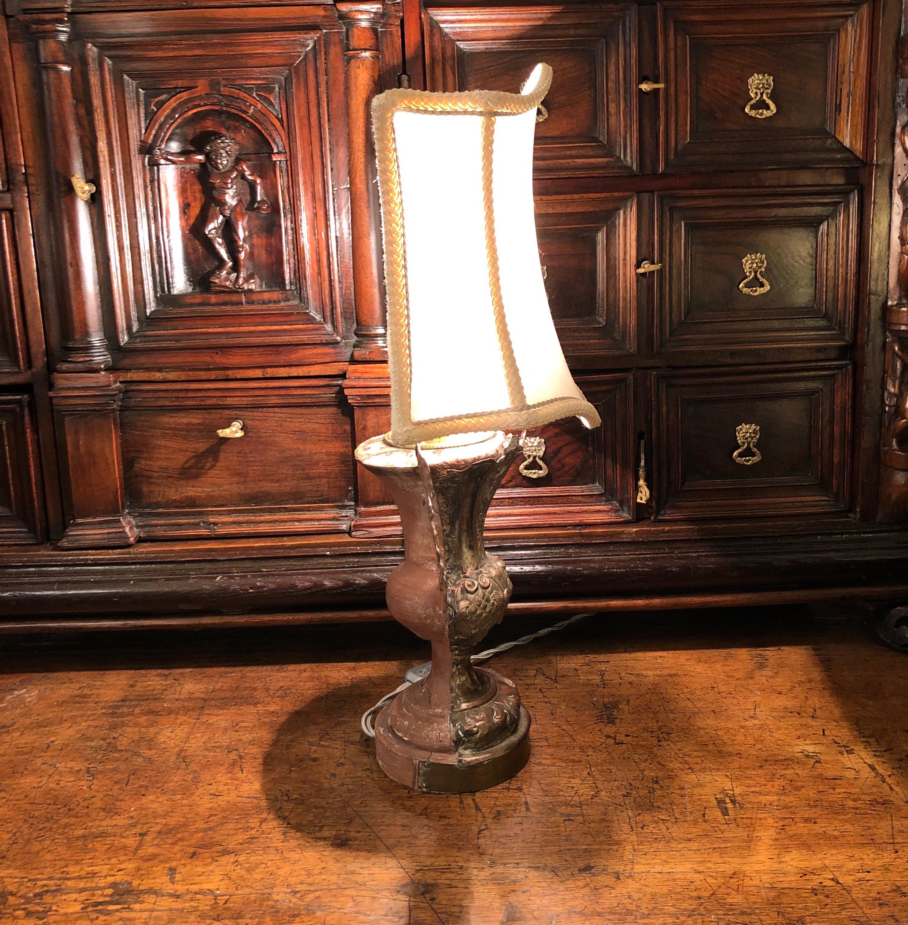 Lampada da Tavolo Italiana XVIII secolo Vaso Barocco Argentato Paralume Demilune in vendita 1