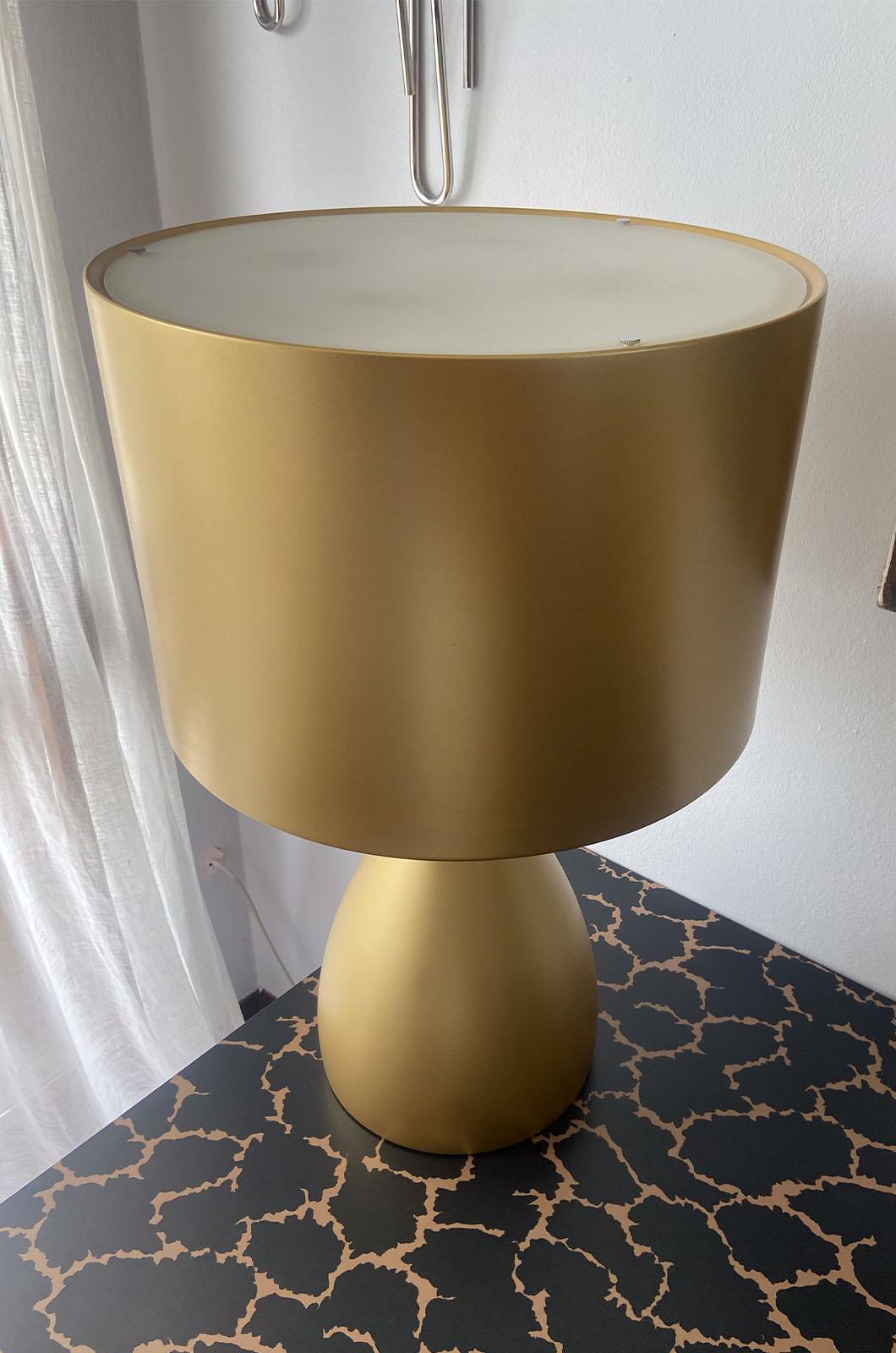 Table lamp designed by Diego Fortunato for Vibia. Unique piece, no longer in production. The lamp is distinguished by its large but balanced volumes, with an aluminum shade and polyester resin base. Inside the lampshade are placed 4 bulbs directed