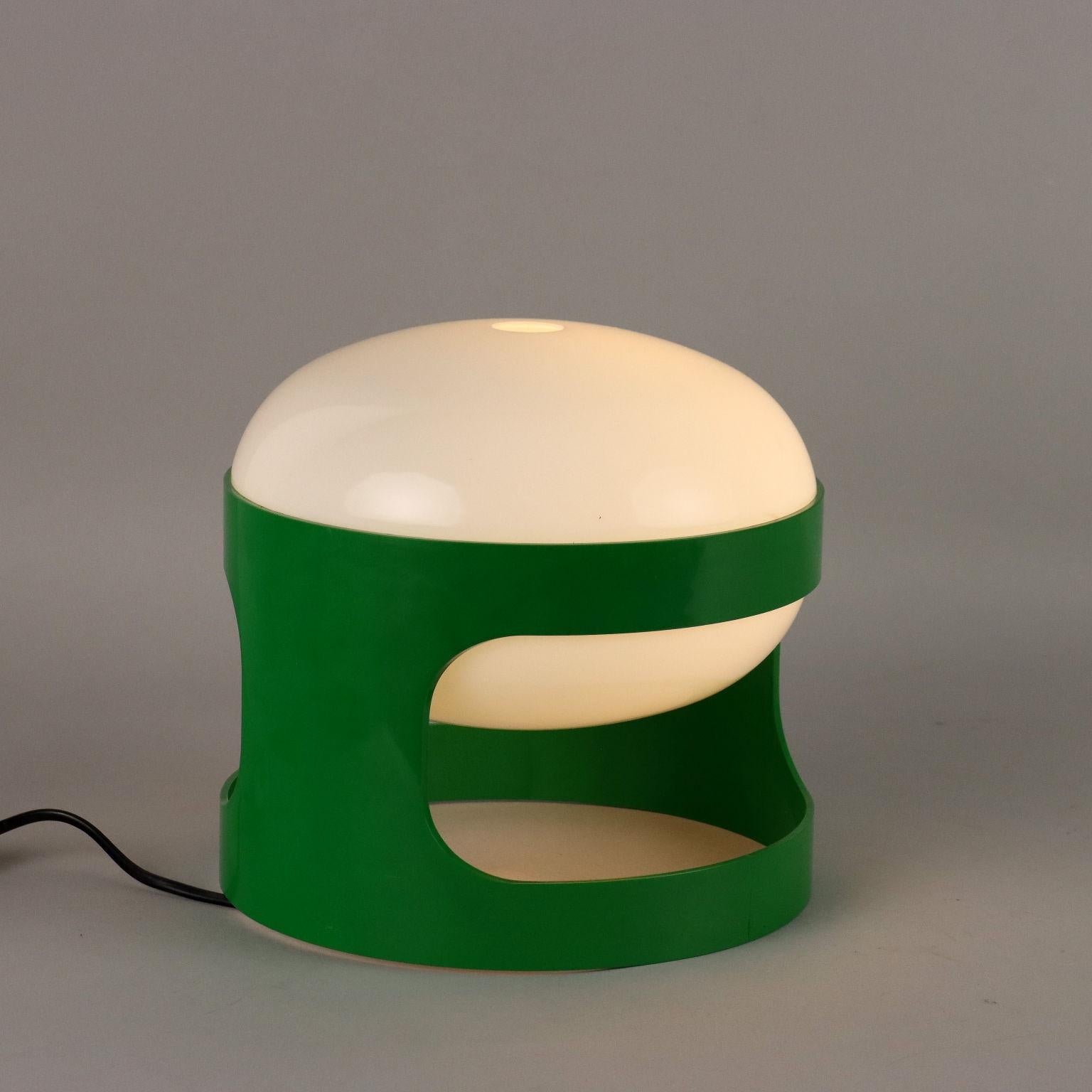 Lampada da tavolo disegnata da Joe Colombo e prodotta da Kartell a partire dal 1967 realizzata in abs verde con doppia calotta in metacrilato.