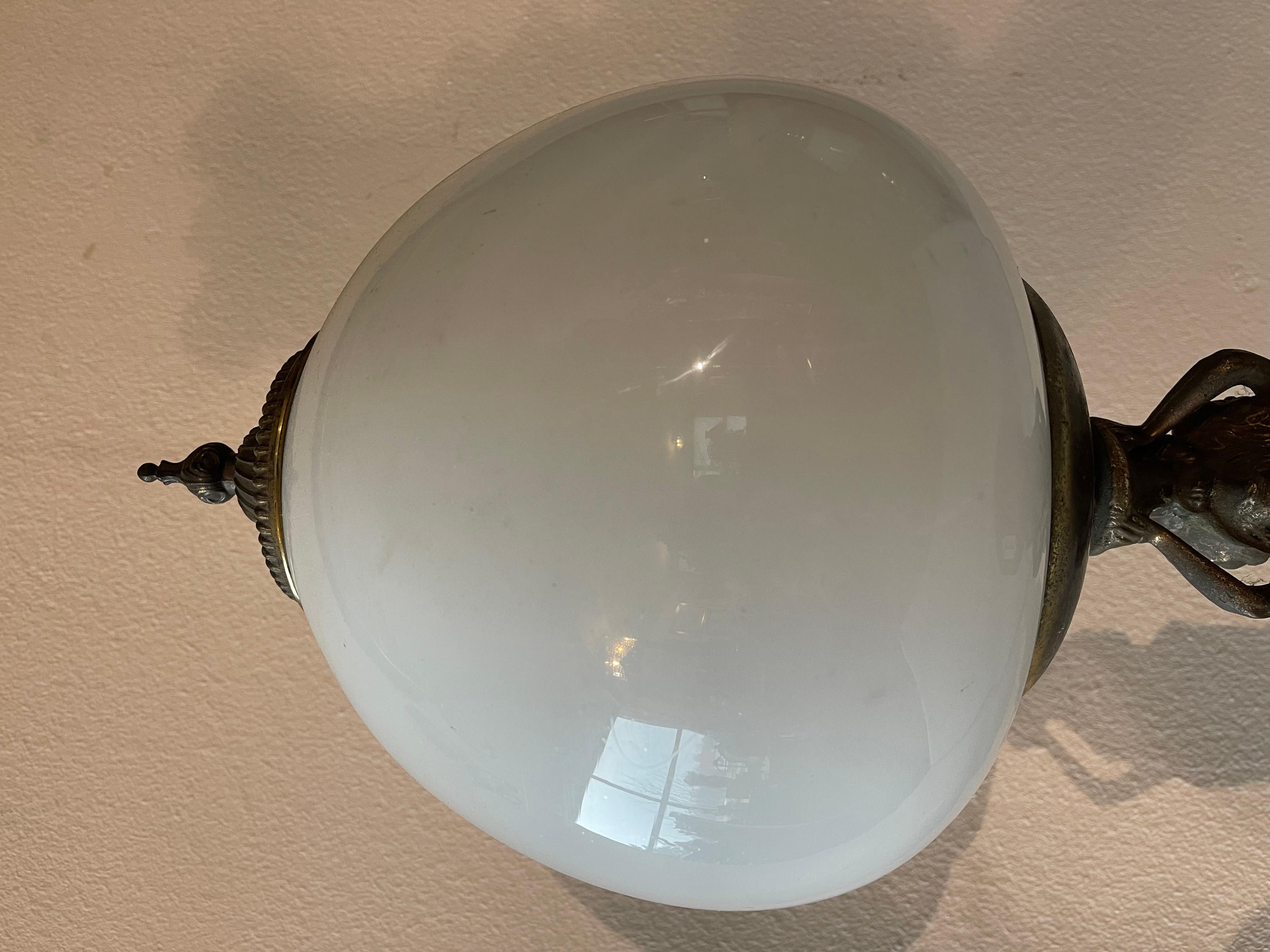 Ladies table lamp made of bronze and white opal glass 1950s In Good Condition For Sale In Cantù, IT