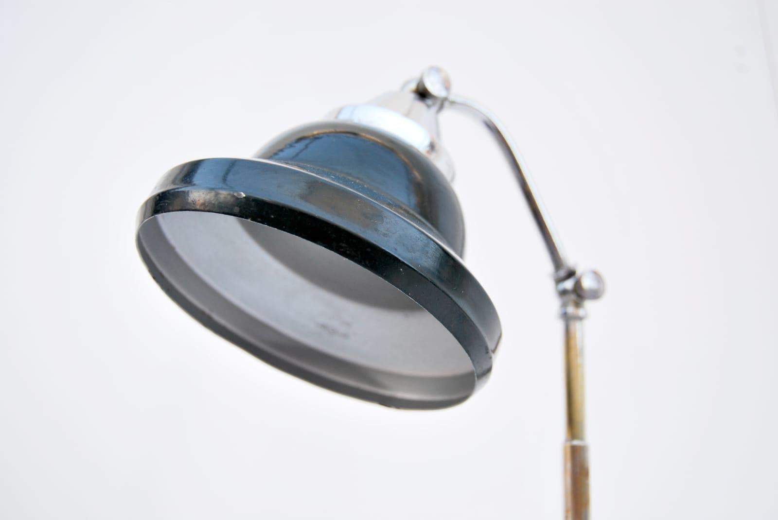 Lampe de table LARIOLUX, années 1930, fabriquée en Italie. 
Magnifique lampe de table ministérielle italienne LARIOLUX en aluminium, métal et bachilite. La lampe est fonctionnelle et en excellent état, prête à l'emploi.   
Le prix de l'expédition