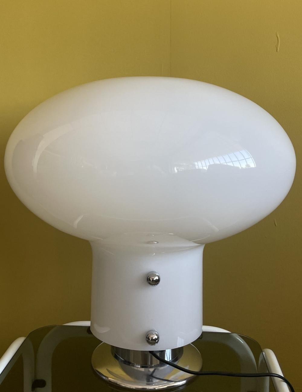 Importante lámpara diseñada para Stilnovo por el prestigioso estudio Celli Tognon fundado por los dos arquitectos/diseñadores en Trieste en 1964.

Líneas redondeadas y ahusadas, cromo y metacrilato identifican a esta lámpara de lujo en pleno estilo