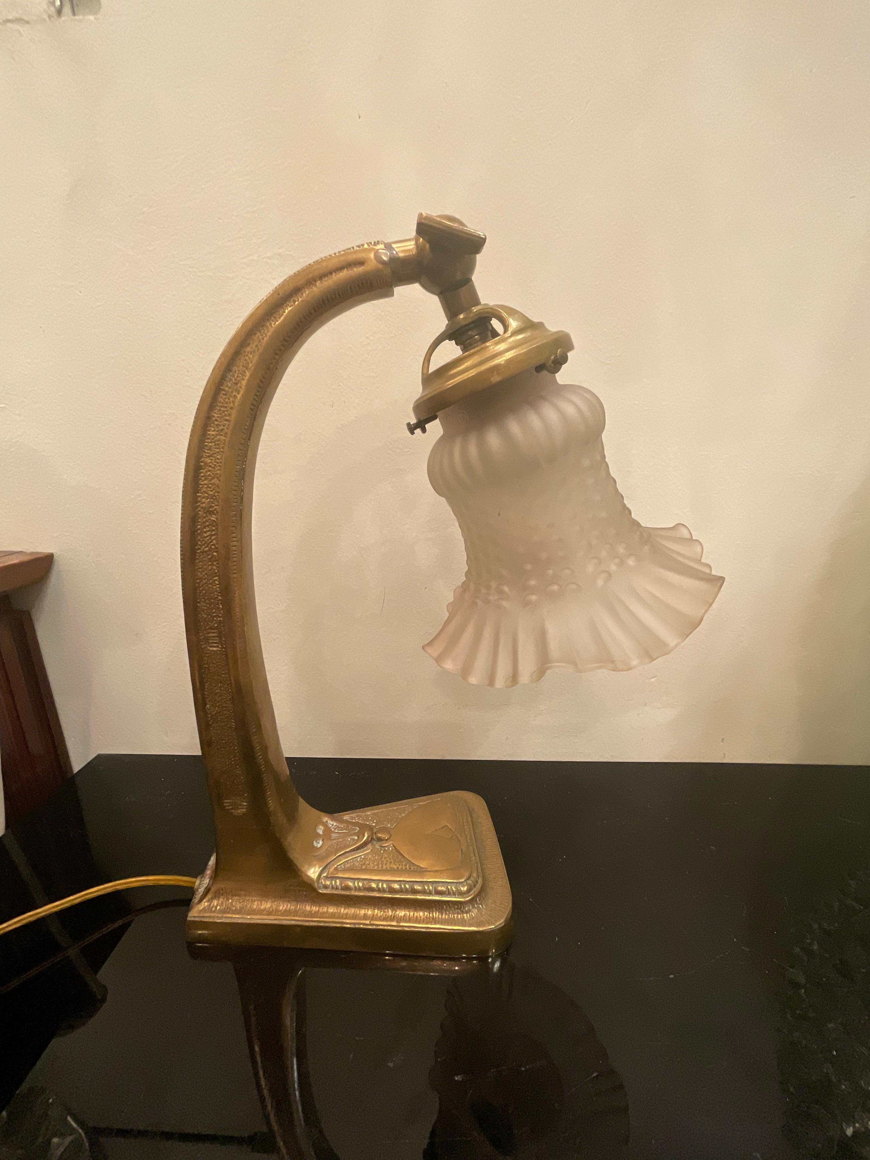 Una lampada del periodo liberty circa 1920, in bronzo e vetro, ottime condizioni, funzionante.
Una linea raffinata ed elegante per gli amanti del liberty.