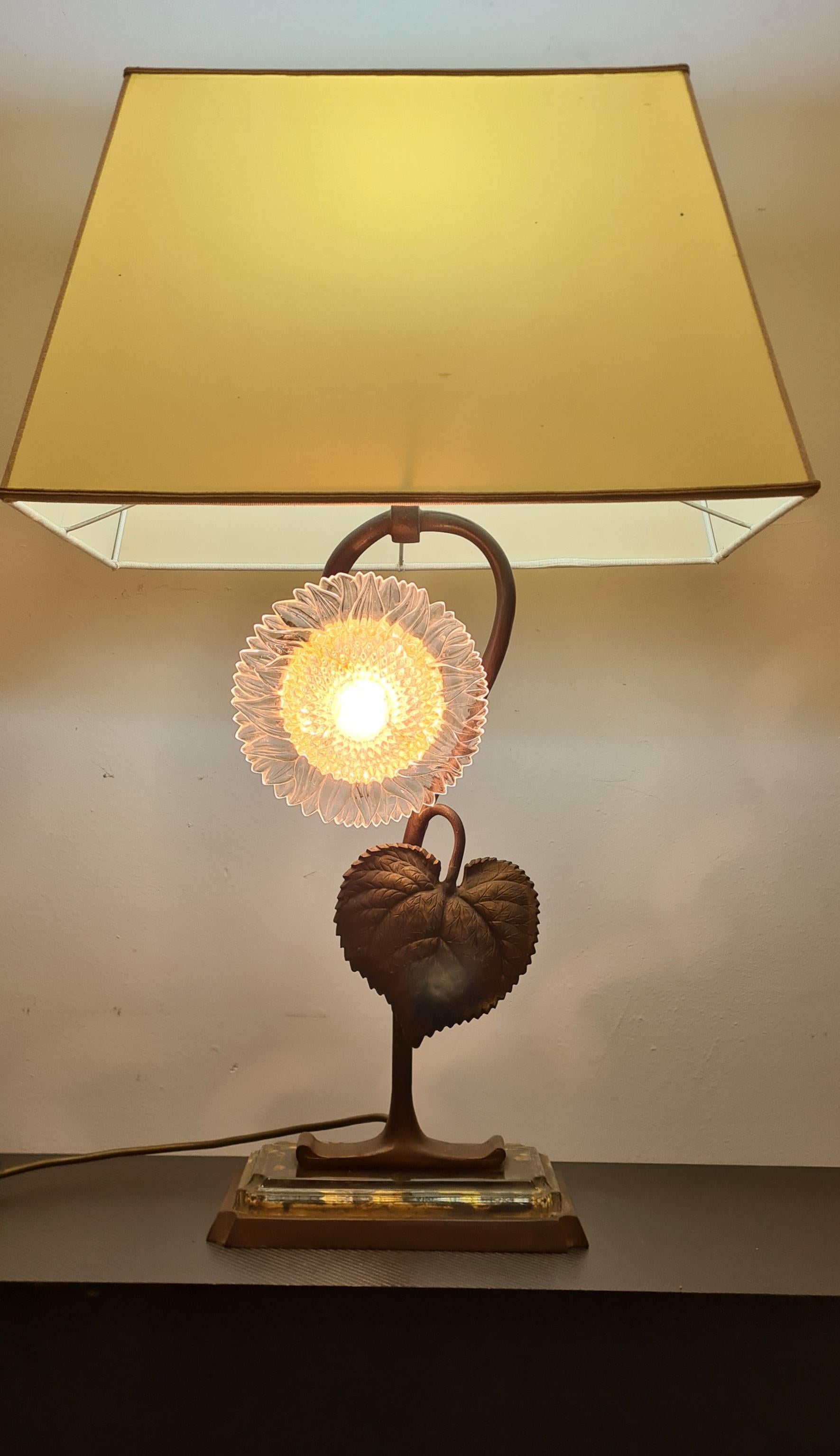 Early 20th Century Art nouveau bronze and glass table lamp For Sale
