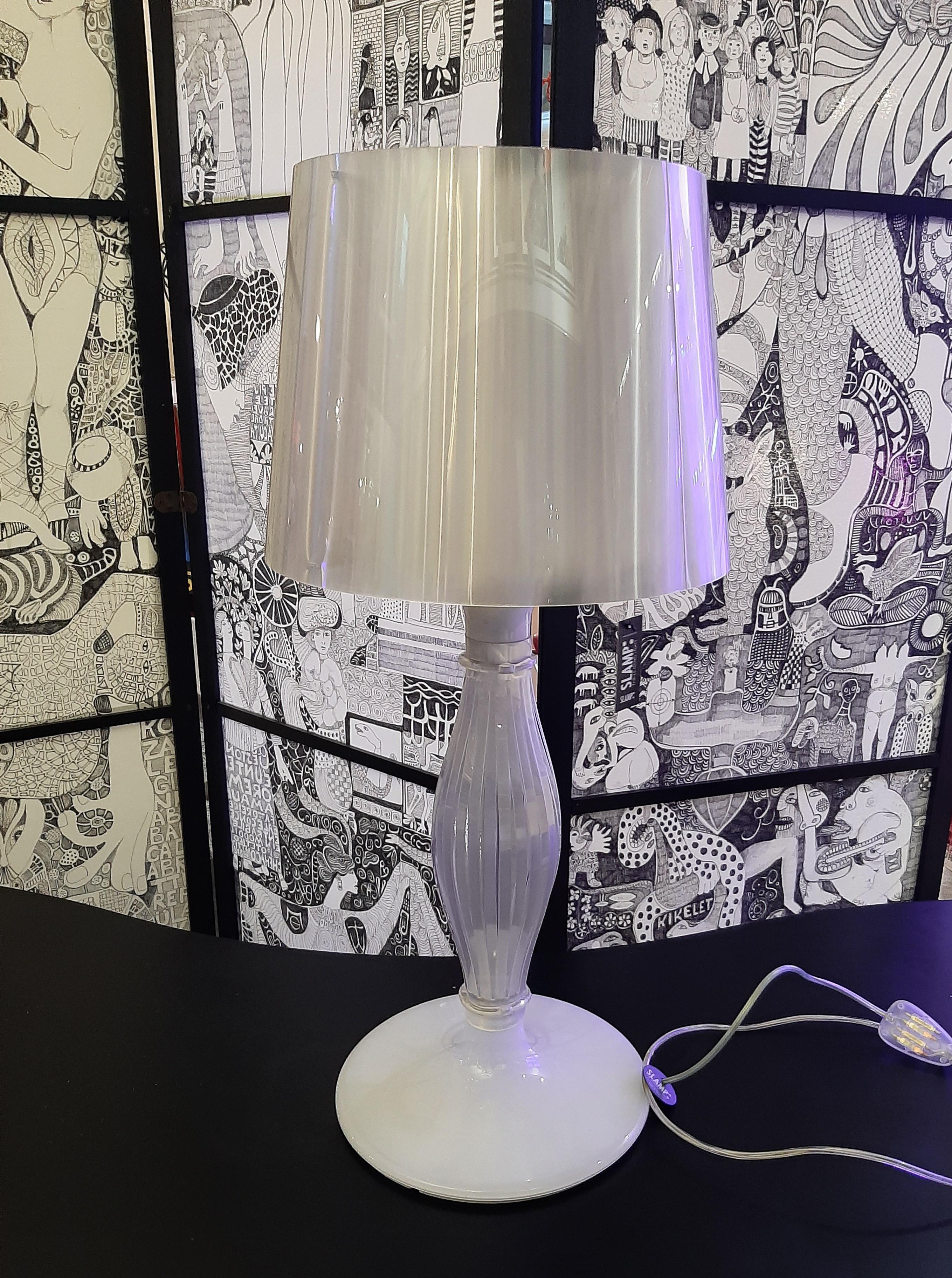 Table lamp model Liza Slamp production.
Baroque-inspired plastic table lamp that combines a design with a traditional flavor with the use of contemporary materials, technopolymers.
Designed by Elisa Giovannoni, the Liza table lamp features a dual