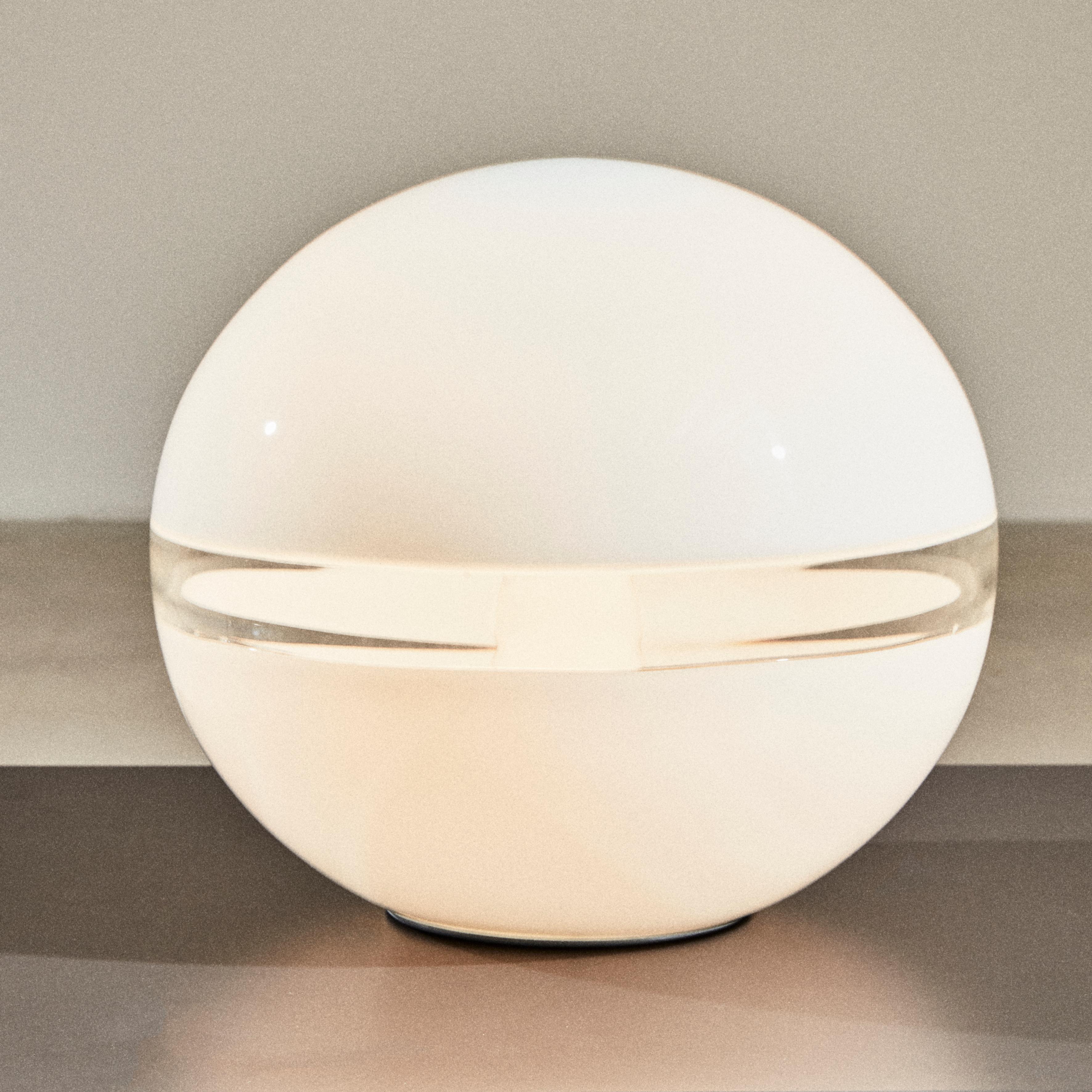 Italian LT231 sphere table lamp, design Carlo Nason for A.V. Mazzega For Sale