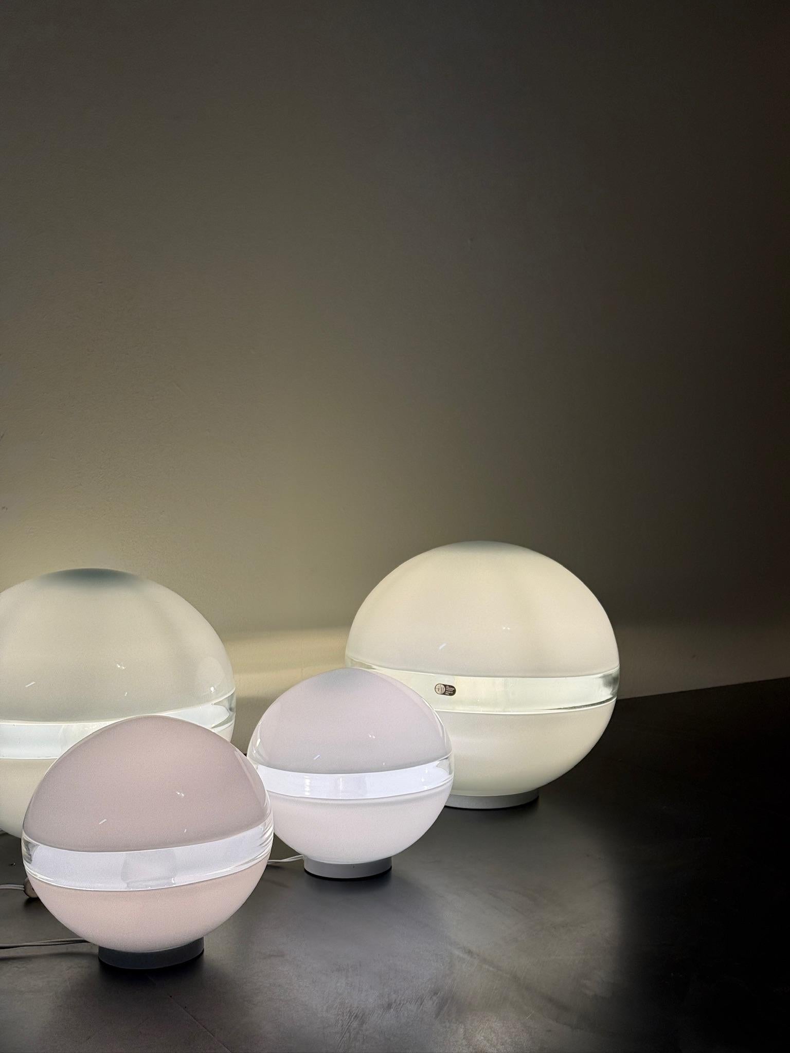 LT231 sphere table lamp, design Carlo Nason for A.V. Mazzega In Good Condition For Sale In Milano, Lombardia