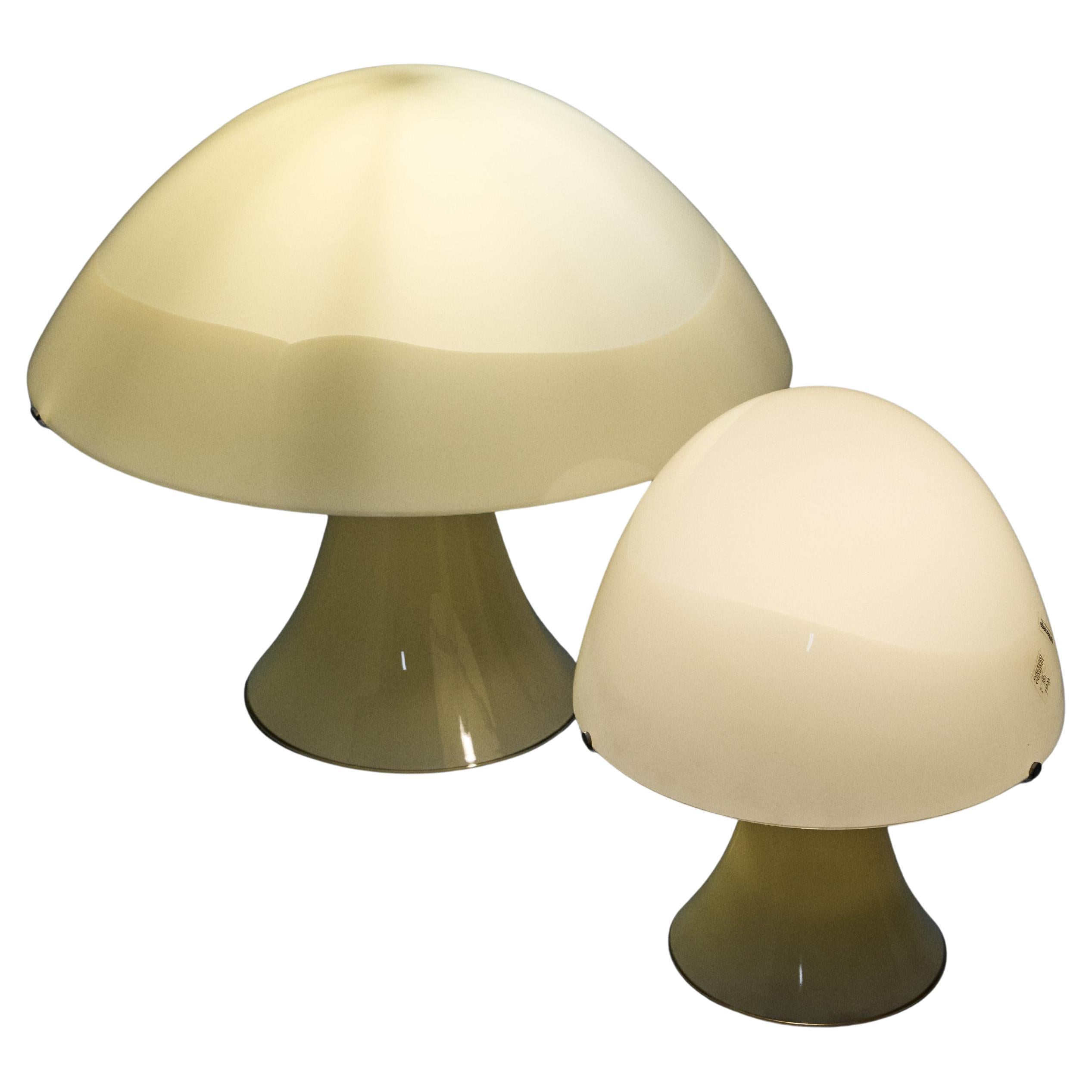 Lampe de table en verre de Murano semi-transparent avec bande opaque en forme de champignon, conçue par Carlo Nason pour A.V. Mazzega, Italie. Année 1970 ca. 
Carlo Nason (né en 1935 à Murano, Venise) est un designer et maître verrier italien, connu