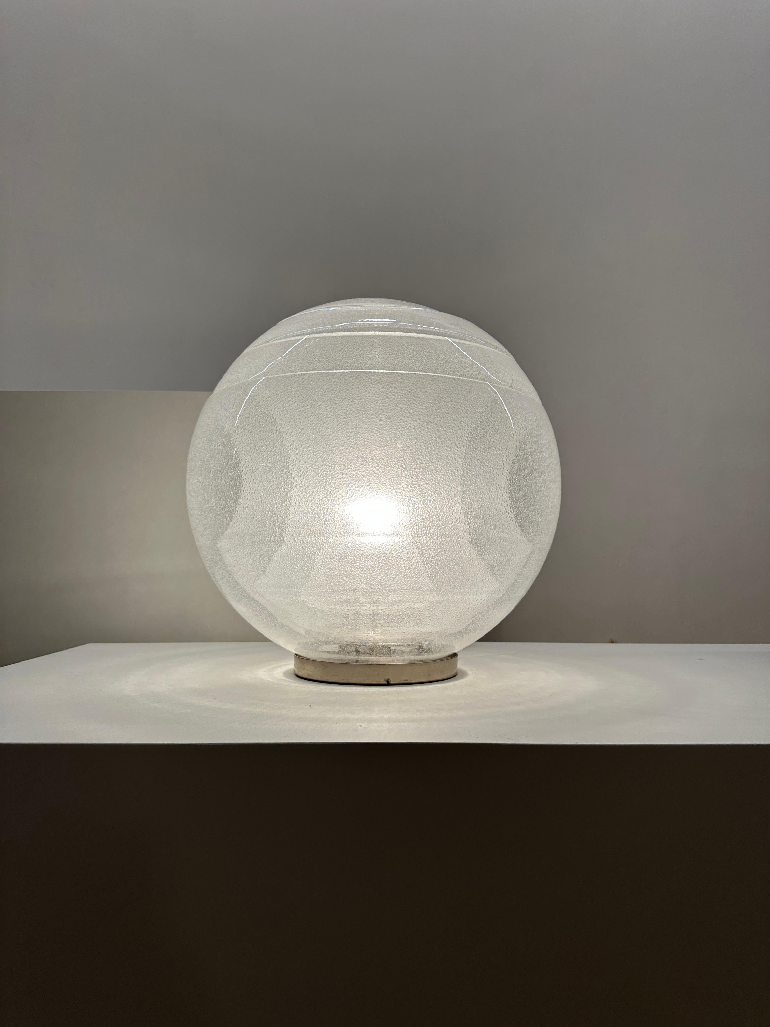 Lampe de table LT 328 avec une grande sphère en verre Murano pulegoso, conçue par Carlo Nason pour A.V. Mazzega, Italie. Année 1970 ca. 
Carlo Nason (né en 1935 à Murano, Venise) est un designer et maître verrier italien, connu pour ses travaux en