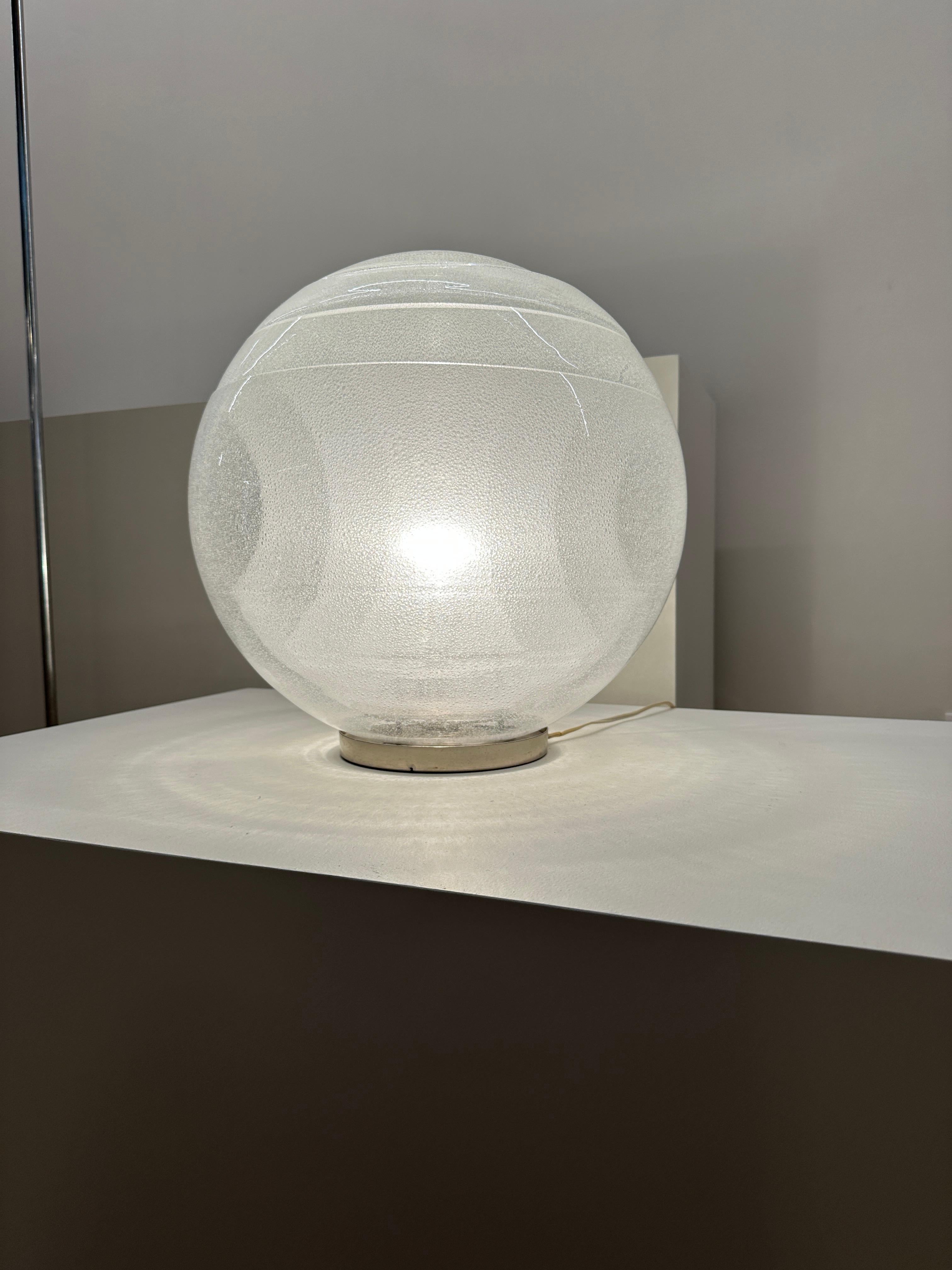 Mid-Century Modern Lampe de table LT328 sphere, design Carlo Nason pour A.V. Mazzega en vente