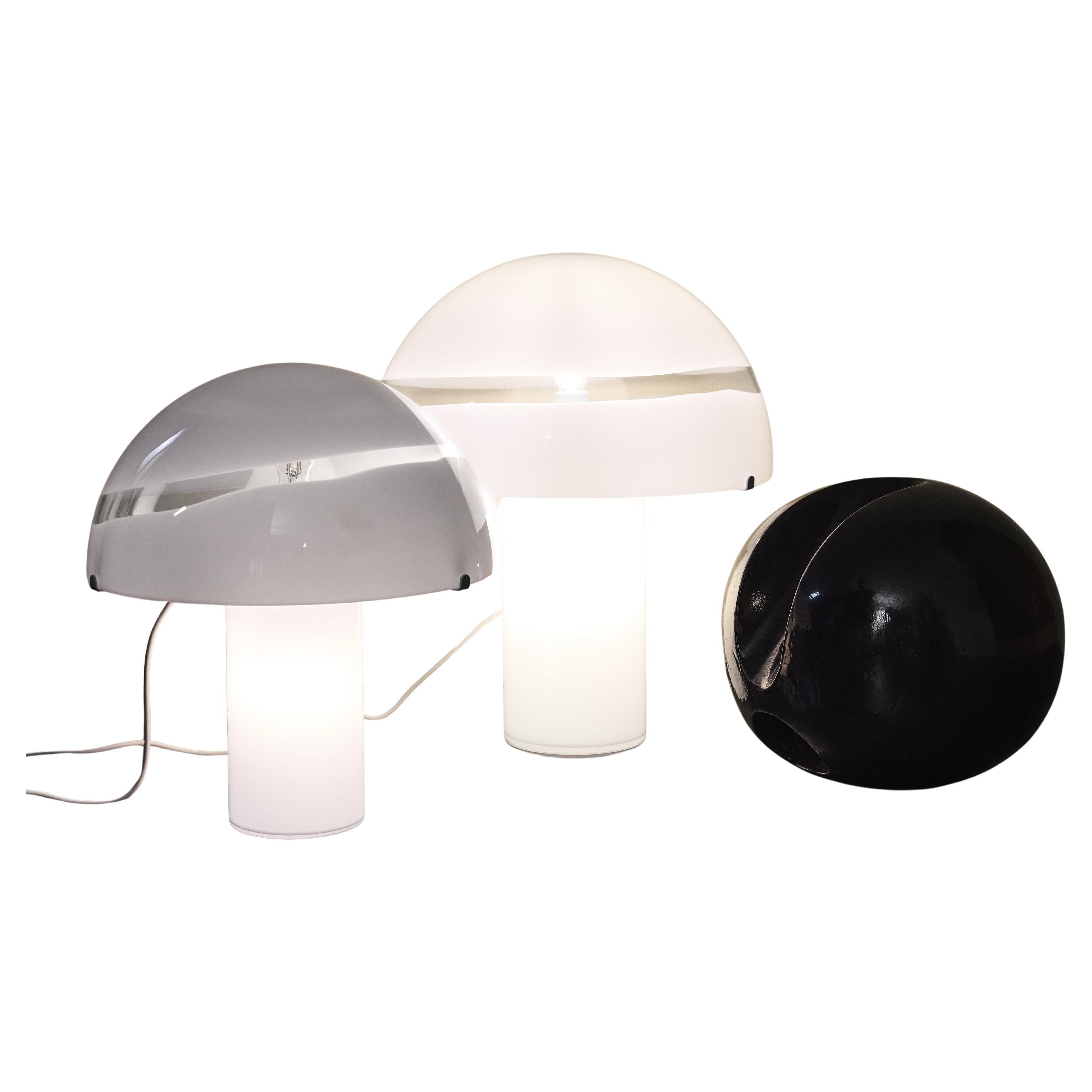 Lampe de table LT908 en verre de Murano blanc avec bandeau transparent en forme de champignon, conçue par Carlo Nason pour A.V. Mazzega, Italie. Année 1970 ca. Existe en trois tailles. Cette lampe est la version moyenne :  40 d x 48 h cm.
Carlo