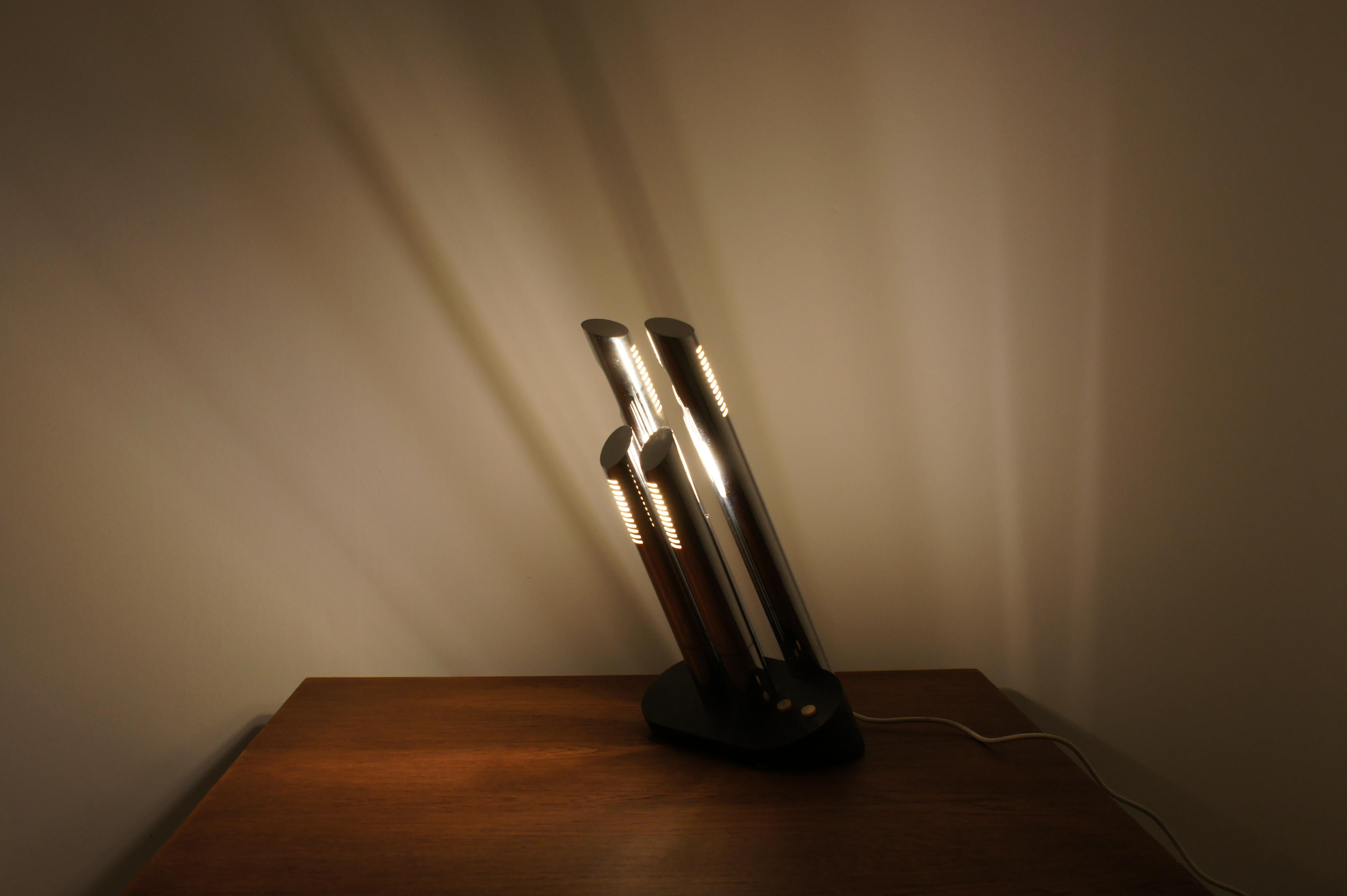 Lampada da tavolo prodotta da 'luci illuminazione' disegnata da Mario Faggian negli anni 70.

Modello T443 , chiamata anche 'president lamp'.

Quattro fonti di luce orientabili accendibili separatamente a coppie.

La lampada è conservata,si presenta