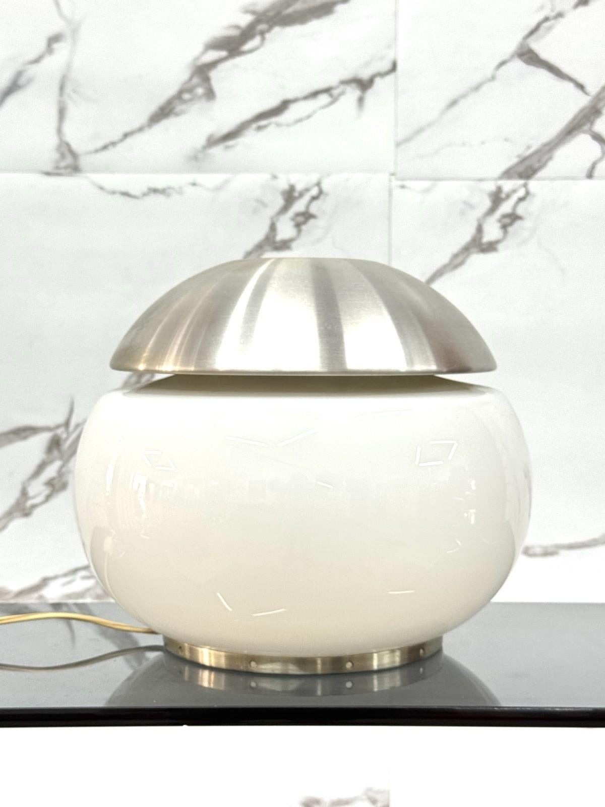 Lampada da tavolo di Pia Guidetti Crippa per Lumi Milano.

Globo in Vetro di colore Bianco, struttura in Acciaio satinato.

L’articolo è in buone condizioni conservative, segni del tempo presenti, dovuti all’utilizzo e all’età . (Vedi