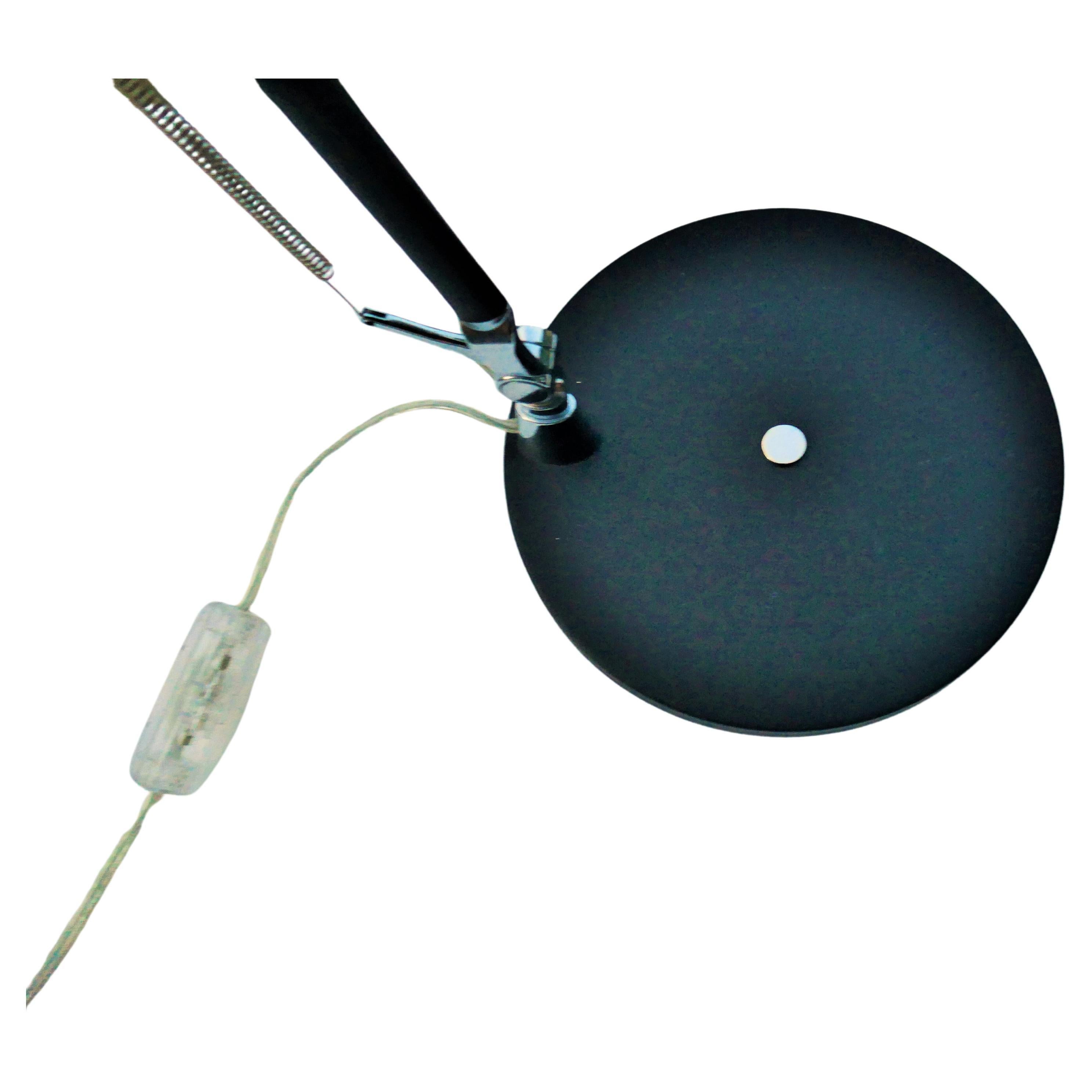 Lampe de table de production massive Belgique
Bon état.
Merci de votre attention
