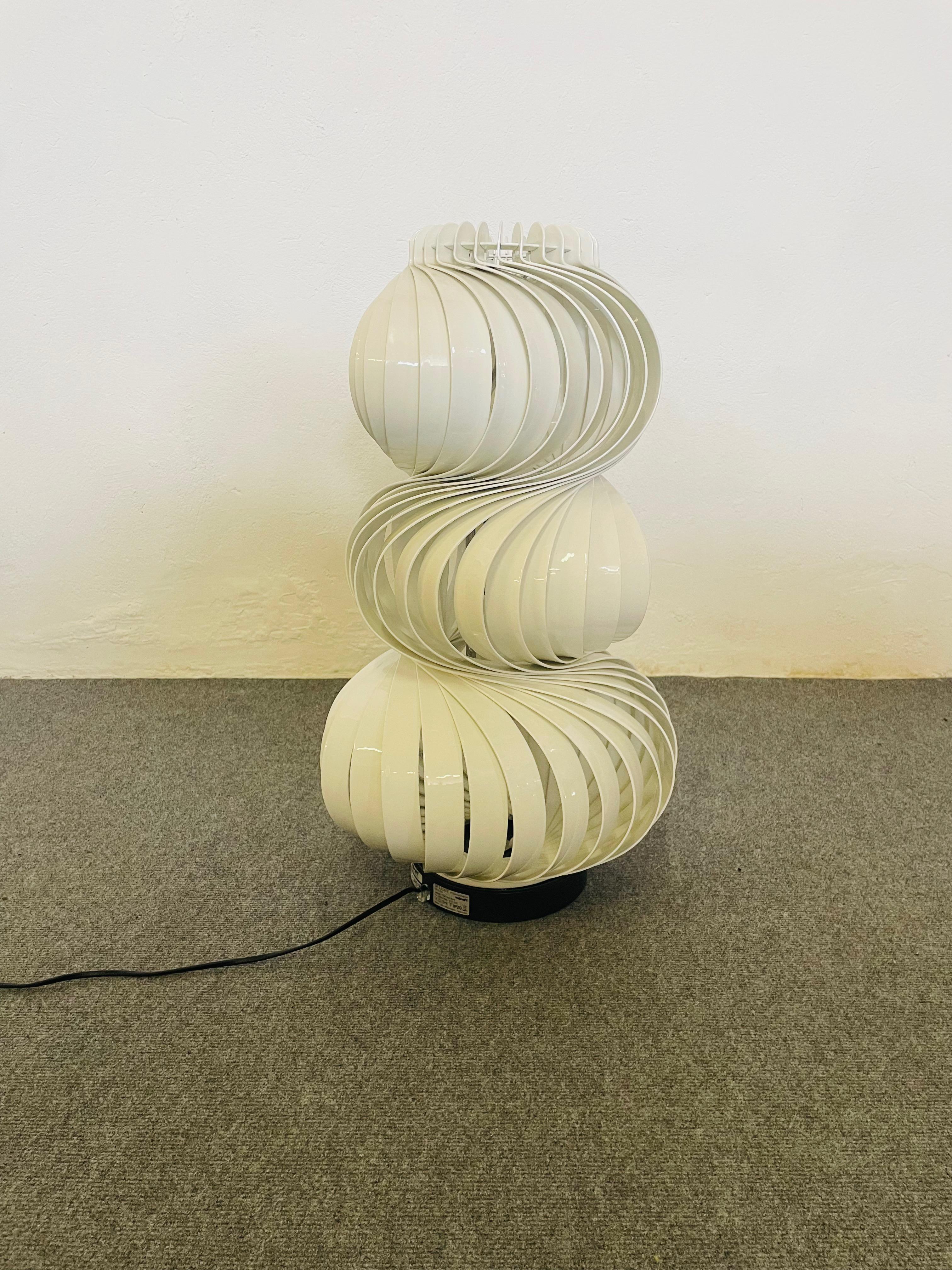 VALENTI - Medusa, lampada vintage realizzata assemblando attorno a un cerchio di acciaio lamelle piegate e verniciate. Le lamelle formano così un diffusore di luce particolarmente morbido. Sinuosa e ammiccante, abbina i principi di un design lucido