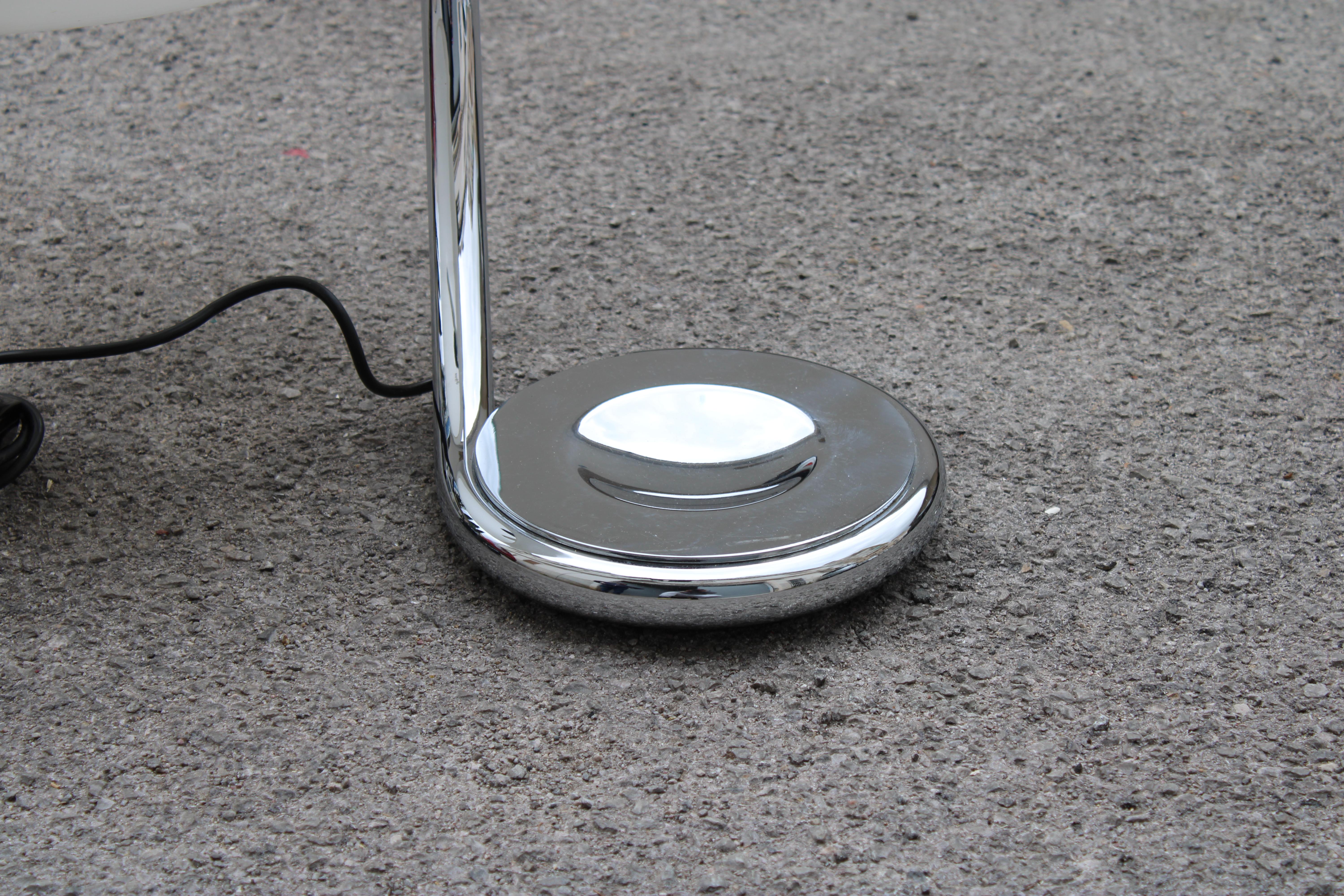 Martinelli Luce Serpente Chrome Metal and Plexiglass Table Lamp In Good Condition For Sale In Palermo, Sicily