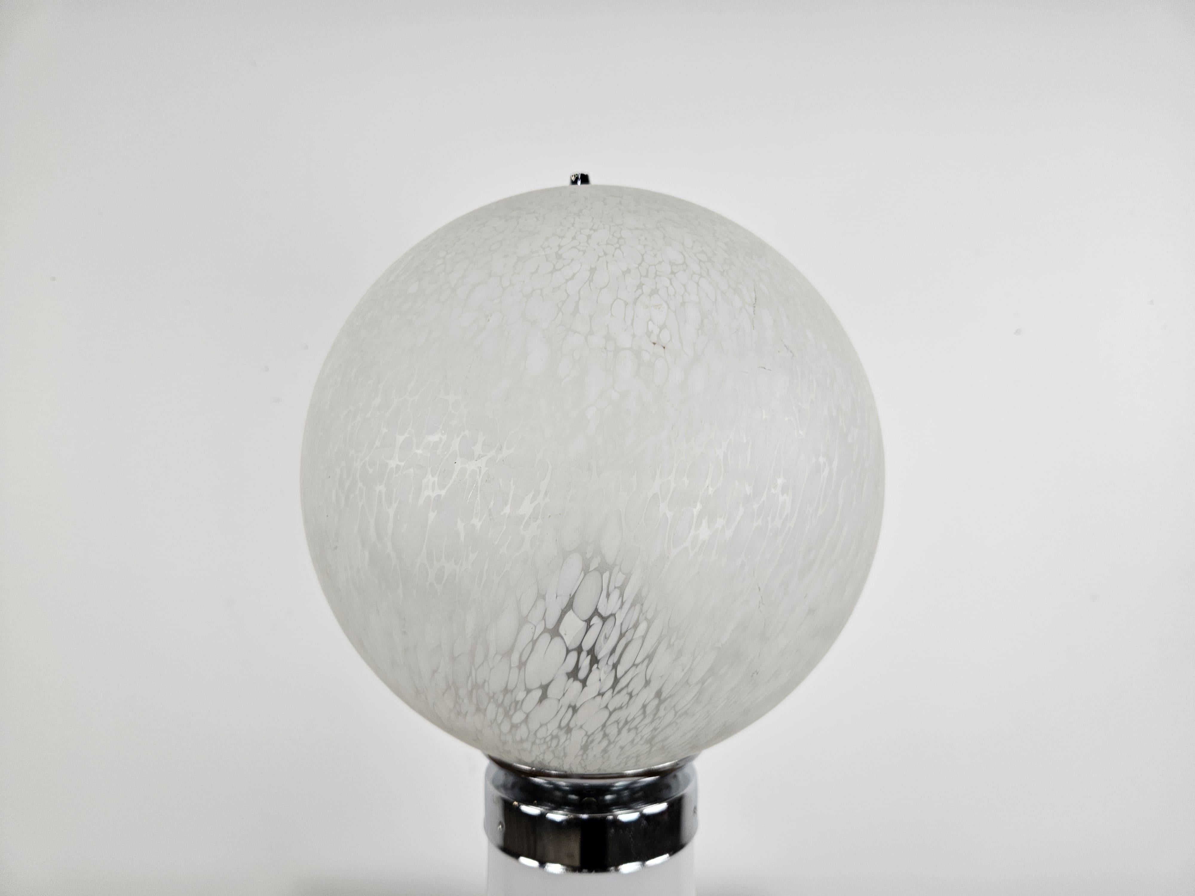 Lampe de table vintage des années 1970 avec deux sphères en verre de Murano et double point de lumière.

Très belle et élégante.

Boule supérieure D24cm
Boule inférieure D20cm
H 55cm