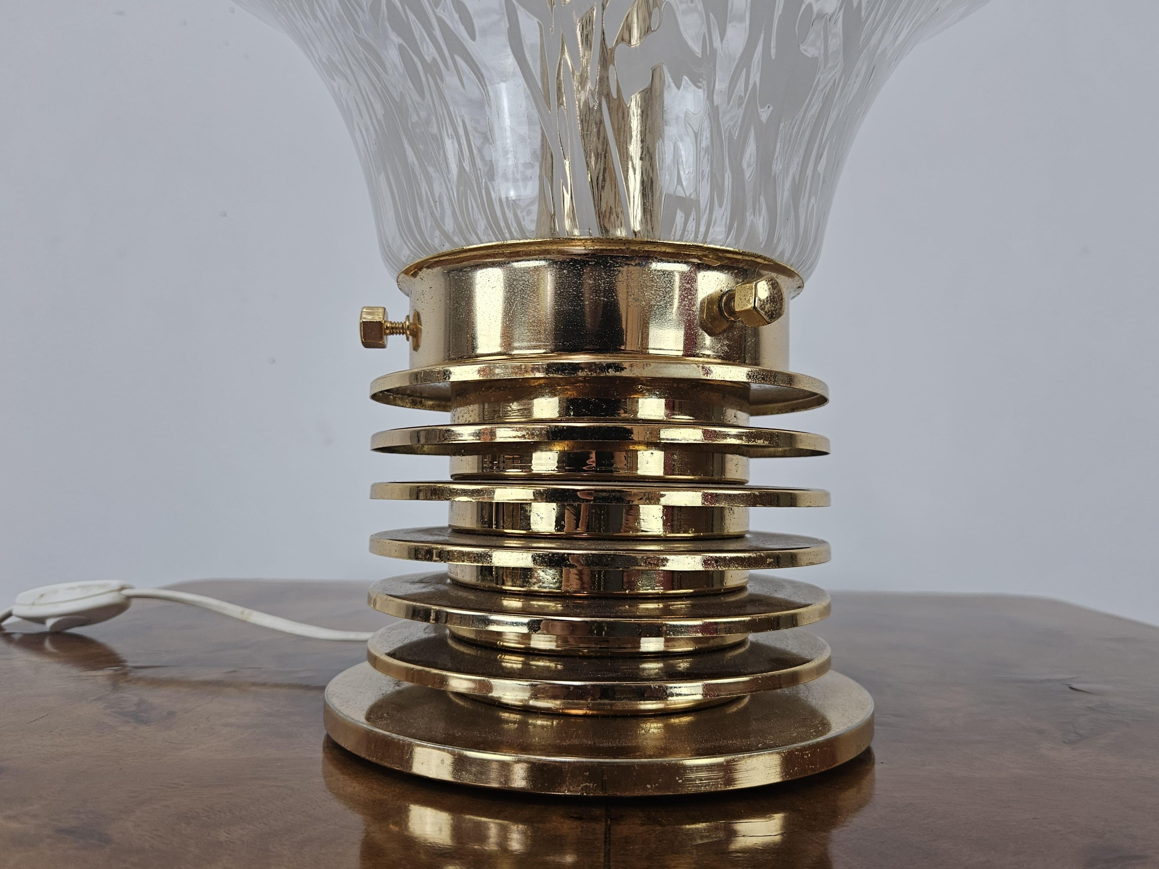 Mid Century table lamp made of worked glass and gilded metal 20th century For Sale 3