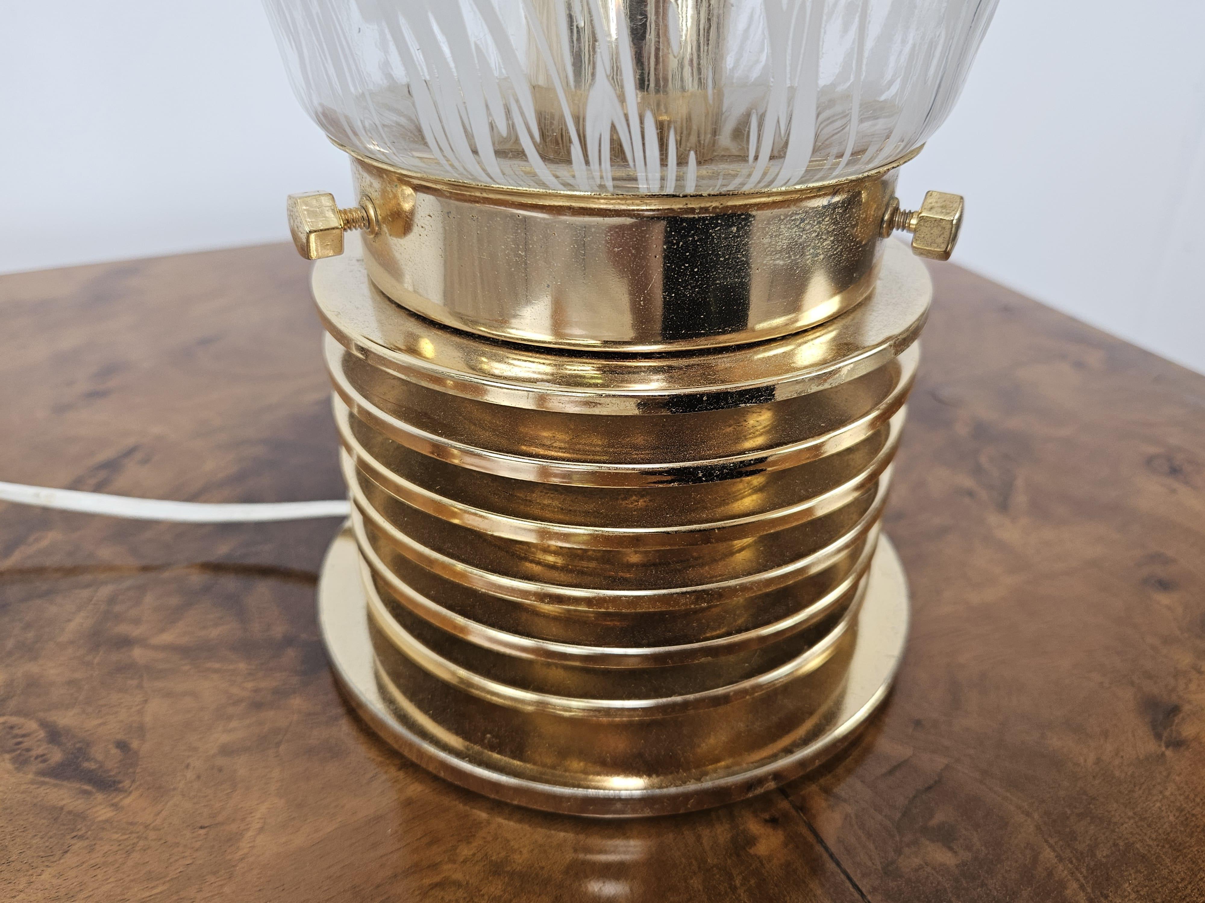 Mid Century table lamp made of worked glass and gilded metal 20th century For Sale 4