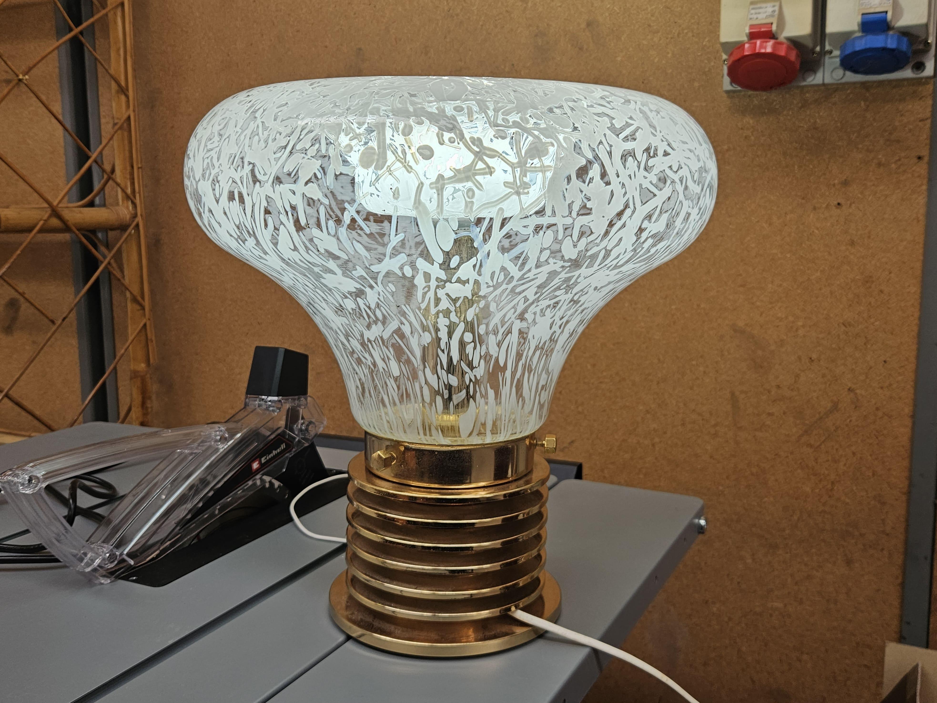 Mid Century table lamp made of worked glass and gilded metal 20th century For Sale 8