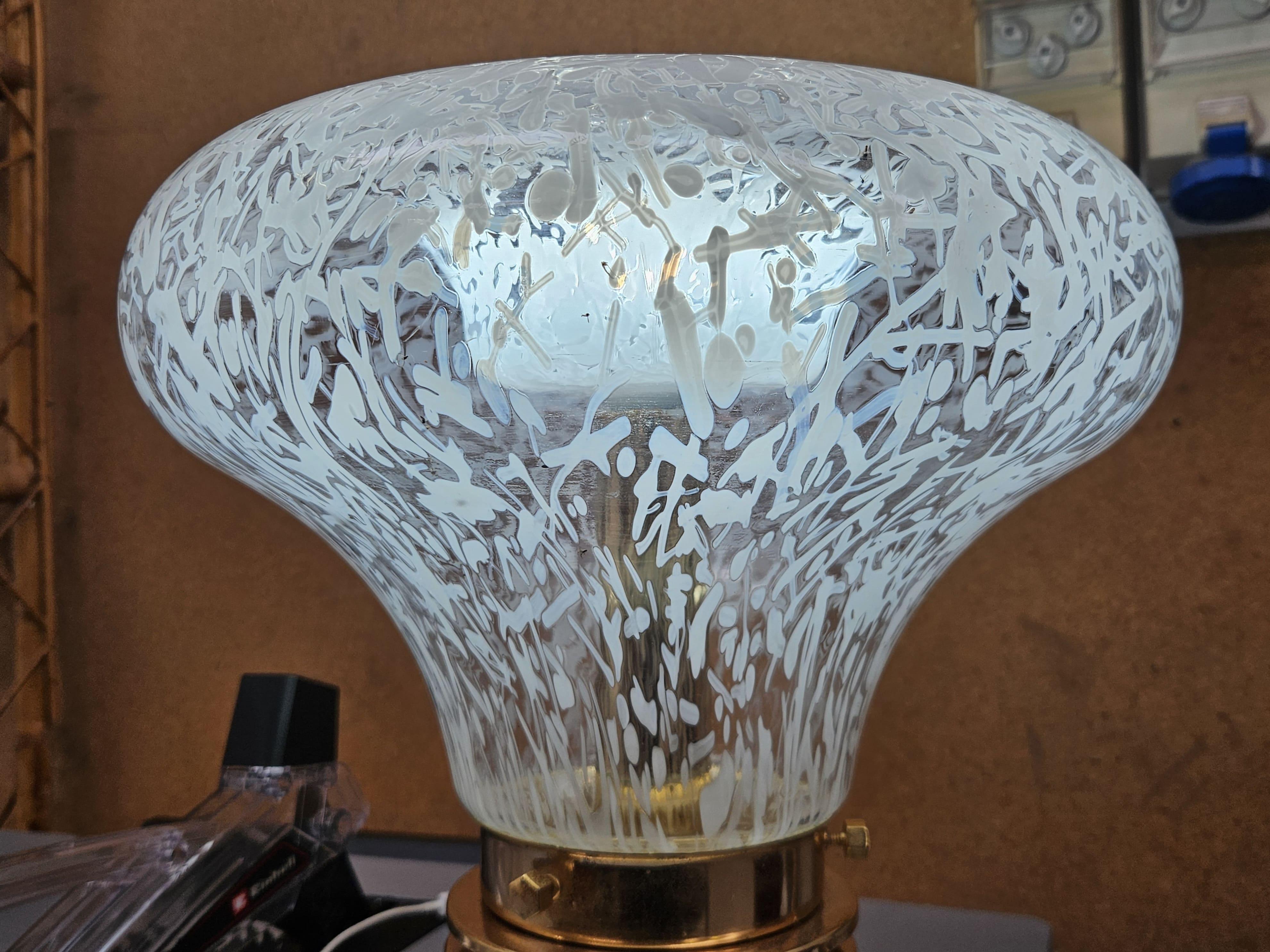 Mid Century table lamp made of worked glass and gilded metal 20th century For Sale 10