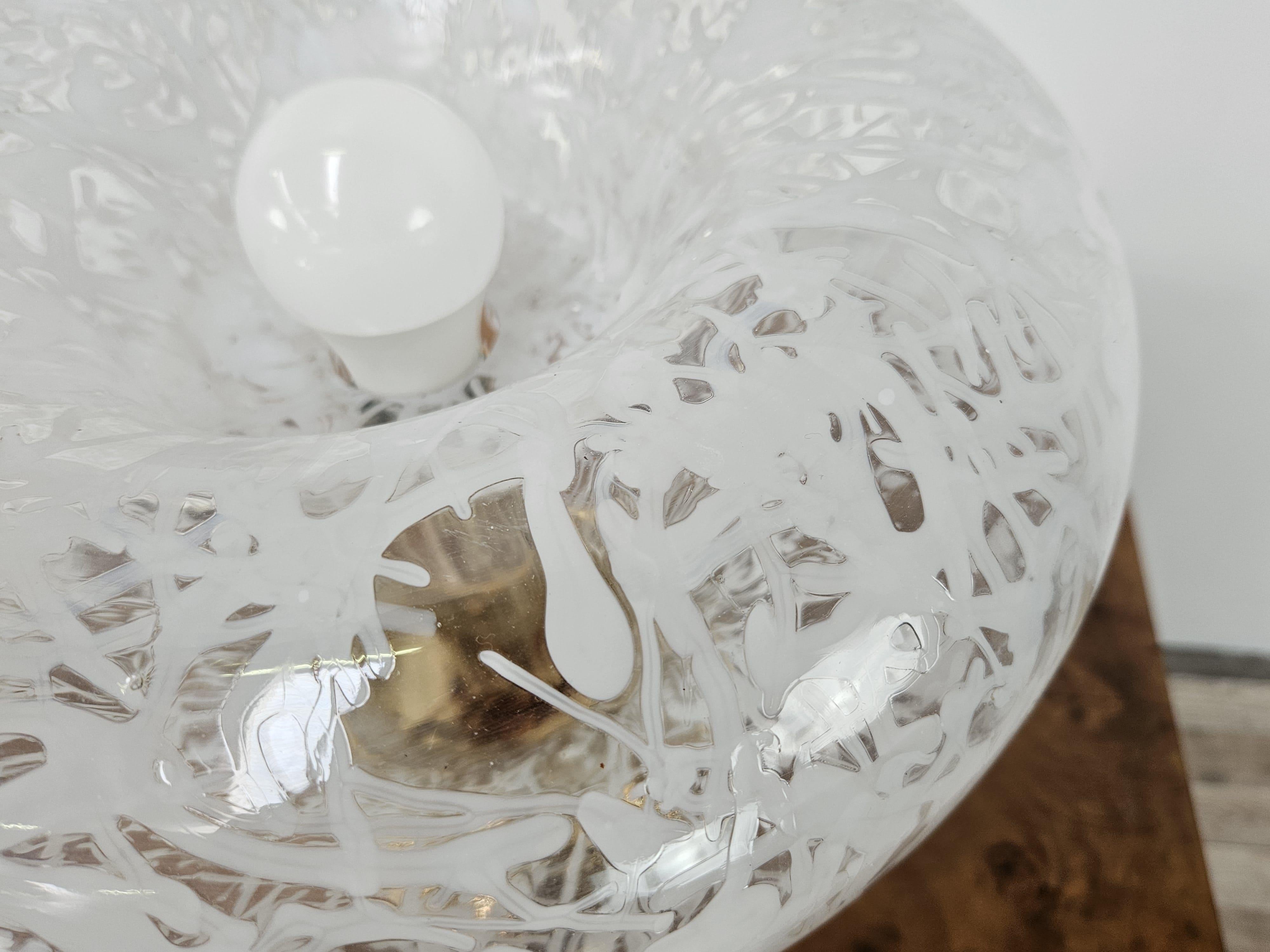 Italian Mid Century table lamp made of worked glass and gilded metal 20th century For Sale