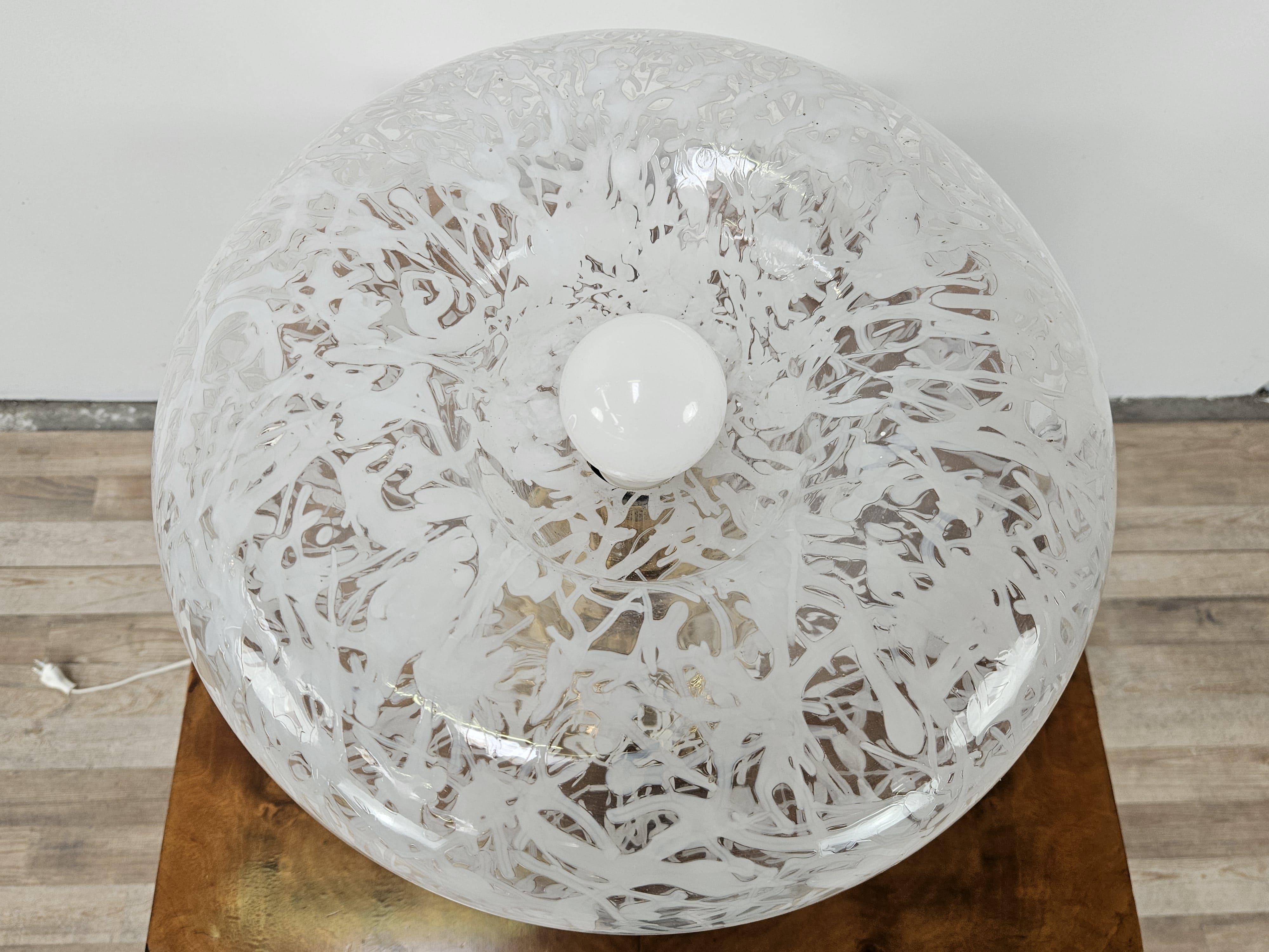 Mid Century table lamp made of worked glass and gilded metal 20th century In Good Condition For Sale In Premariacco, IT