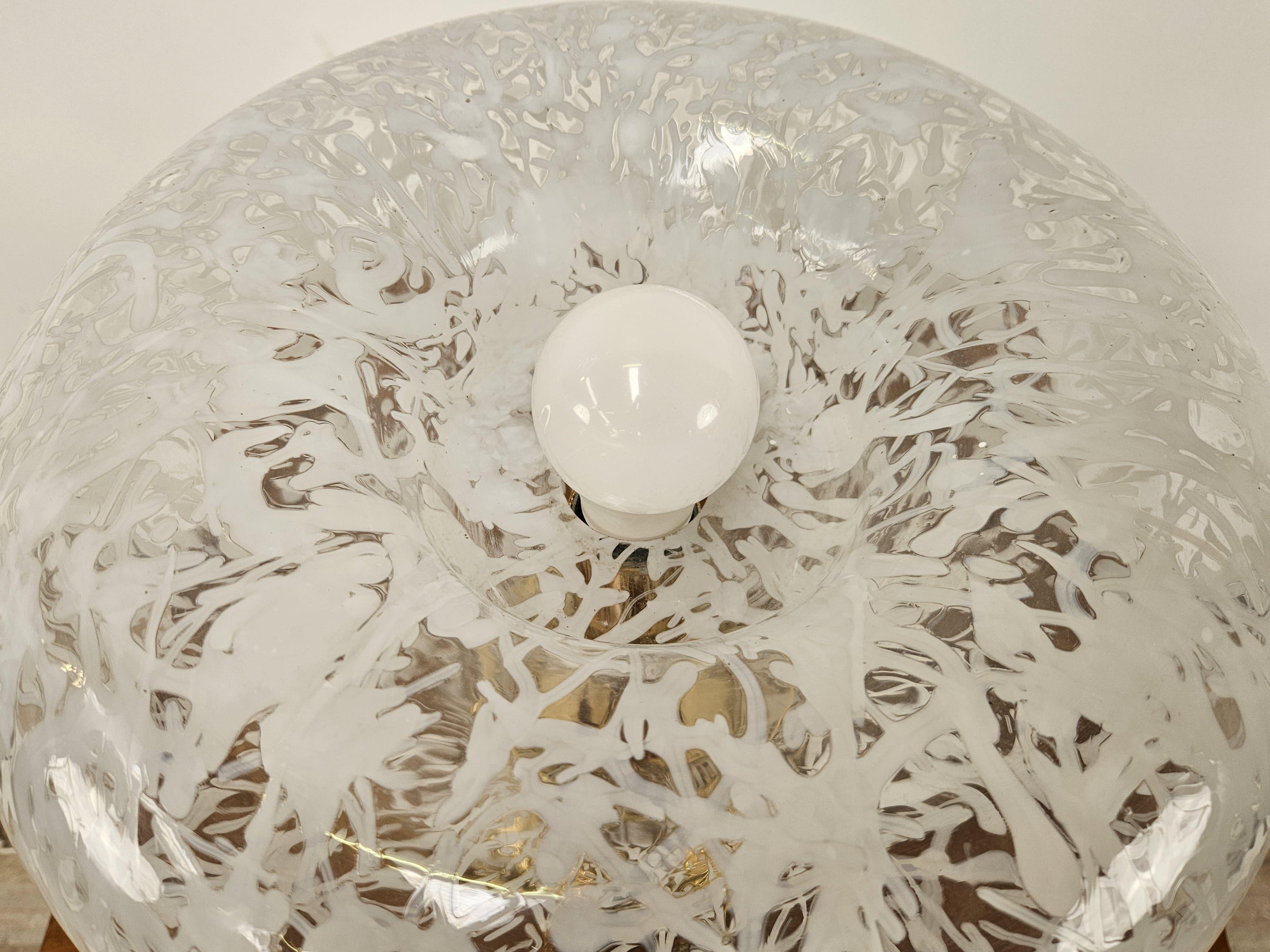 Metal Mid Century table lamp made of worked glass and gilded metal 20th century For Sale