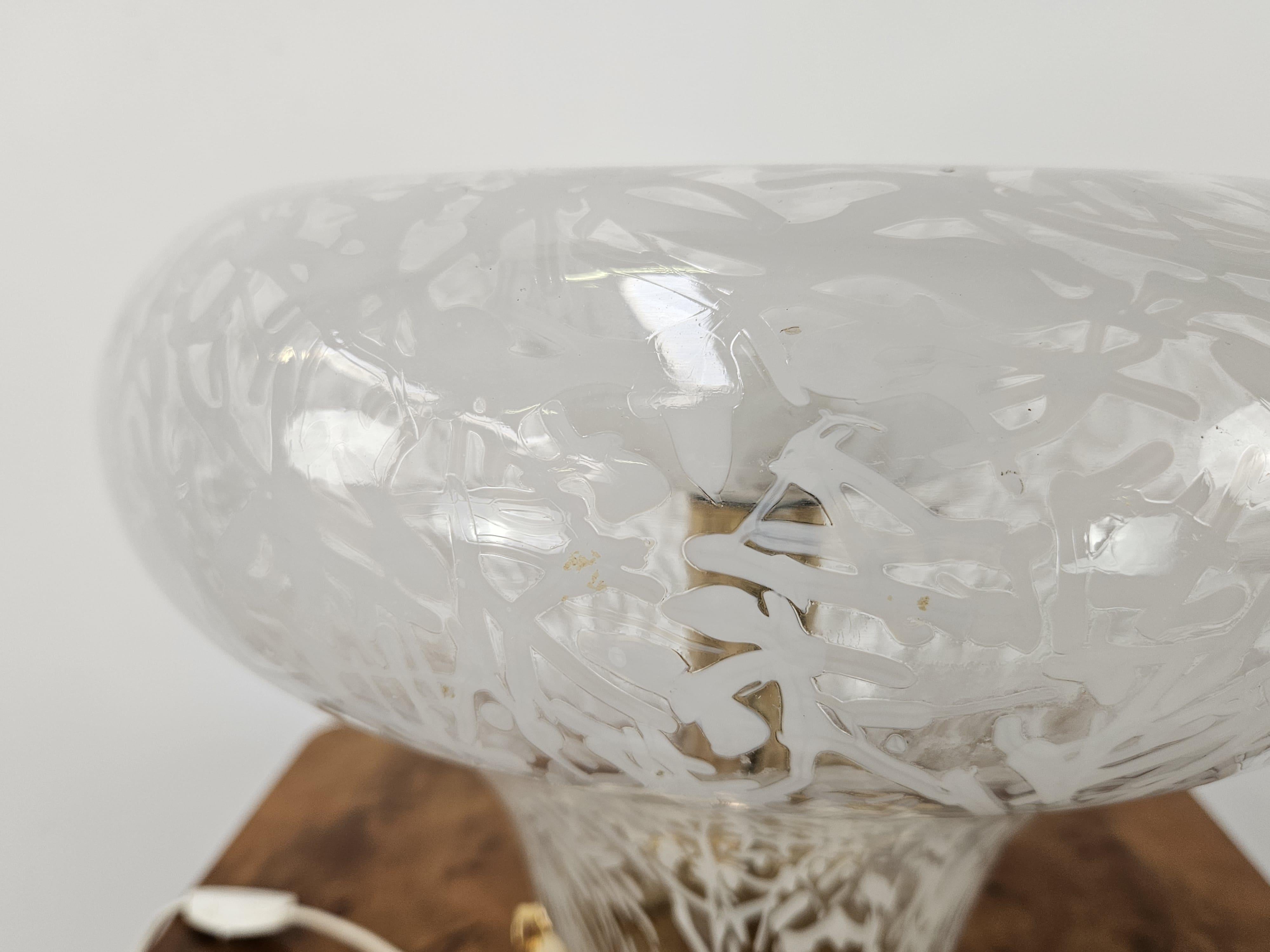 Mid Century table lamp made of worked glass and gilded metal 20th century For Sale 1