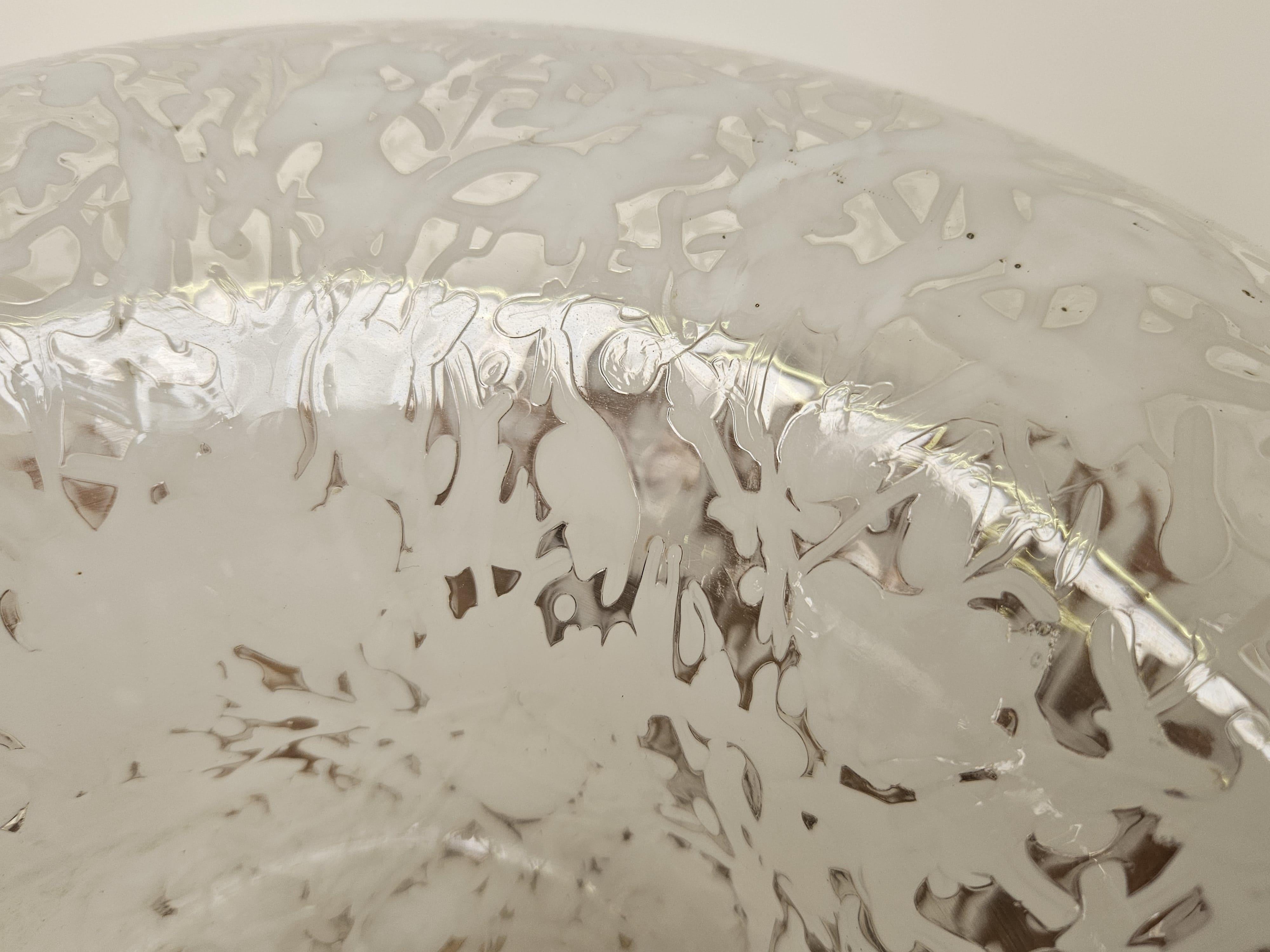 Mid Century table lamp made of worked glass and gilded metal 20th century For Sale 2