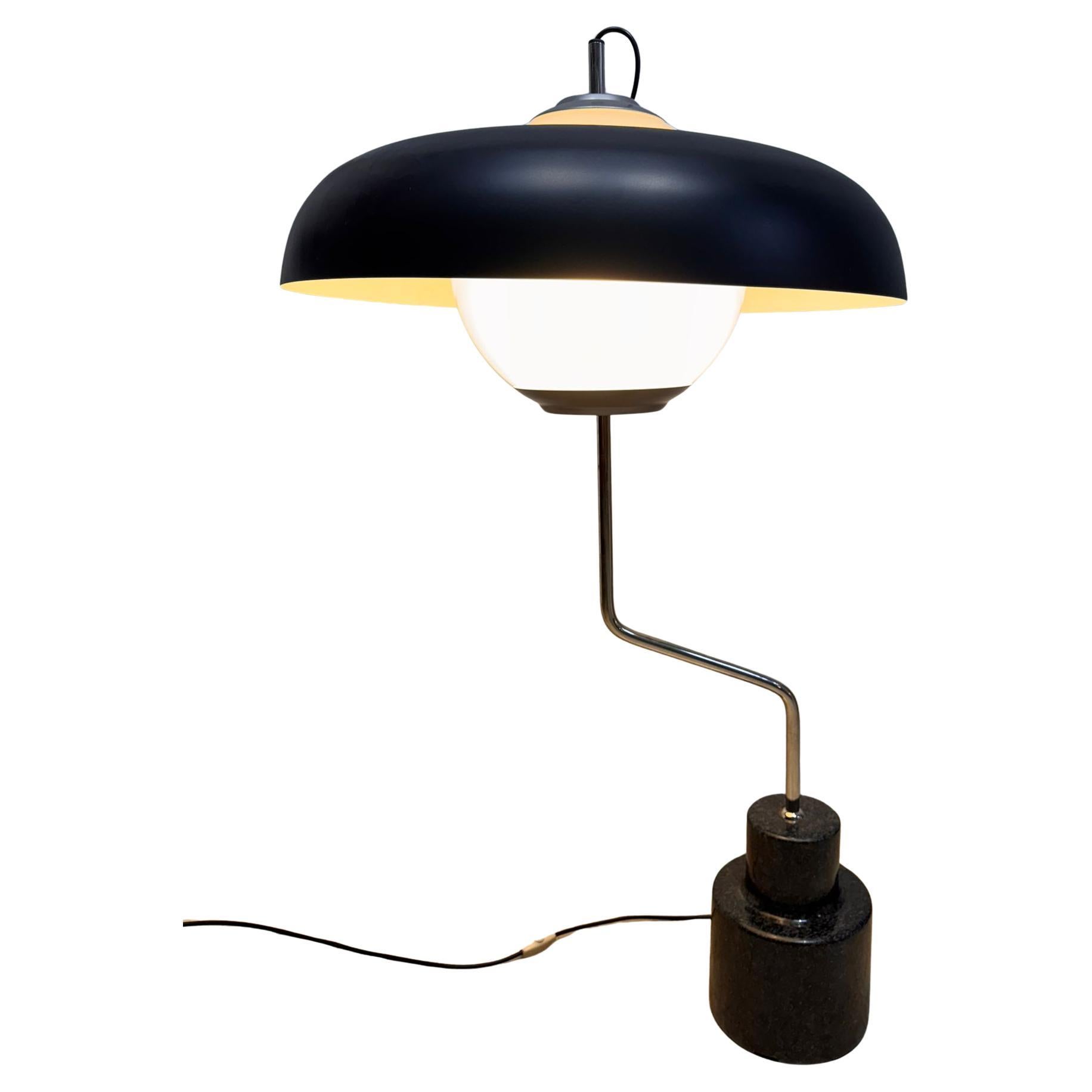 La Mikado è una lampada da tavolo disegnata da Luigi Caccia Dominioni, uno dei grandi maestri del design italiano del Novecento. Concepita con il suo inconfondibile equilibrio tra innovazione e sobrietà, questa lampada è oggi un’icona di stile e