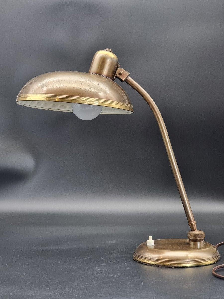 Elegante lampada da scrivania in ottone brunito, attribuita a Giovanni Michelucci e realizzata dalla ditta Lariolux negli anni Quaranta per ambienti istituzionali e ministeriali italiani. Questo modello, iconico per sobrietà e funzionalità, si