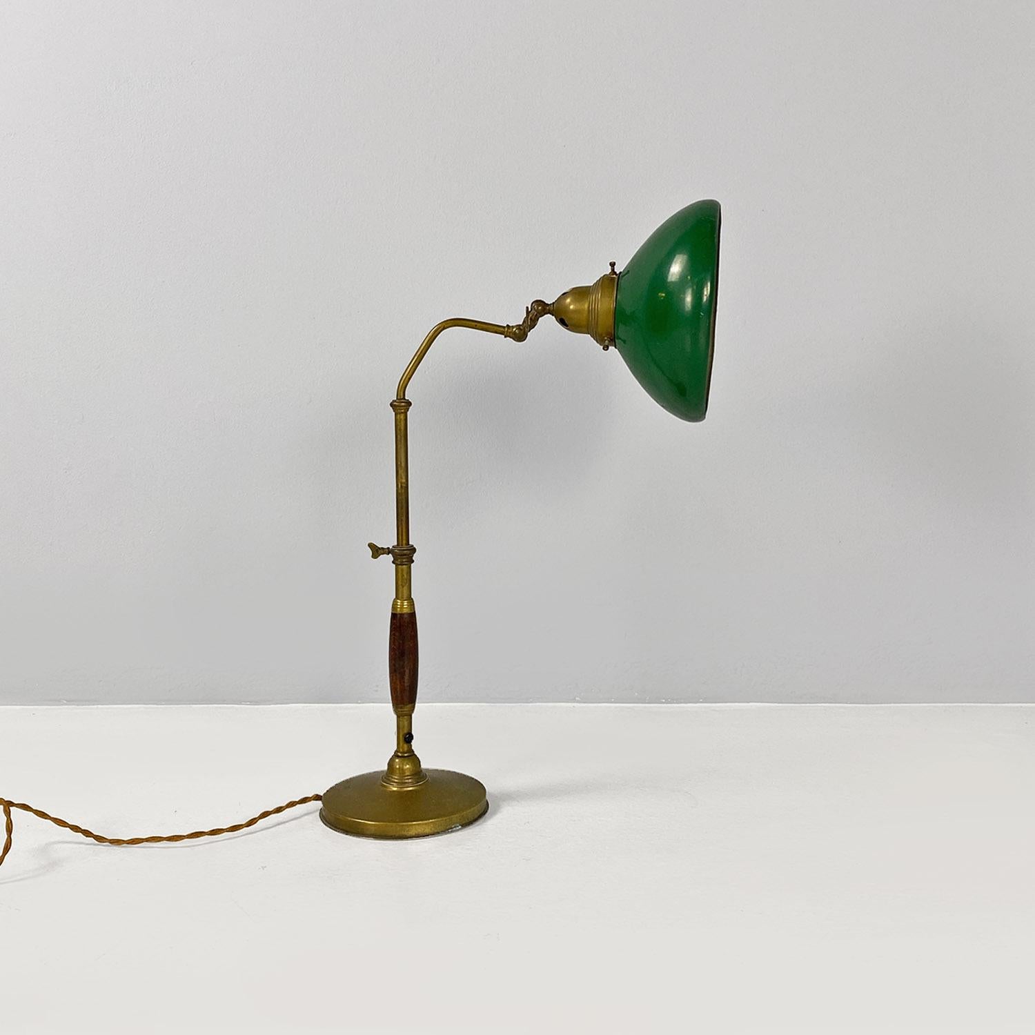 Ministerial table lamp, Italian, gilded metal and green, ca. 1920. In Good Condition For Sale In MIlano, IT