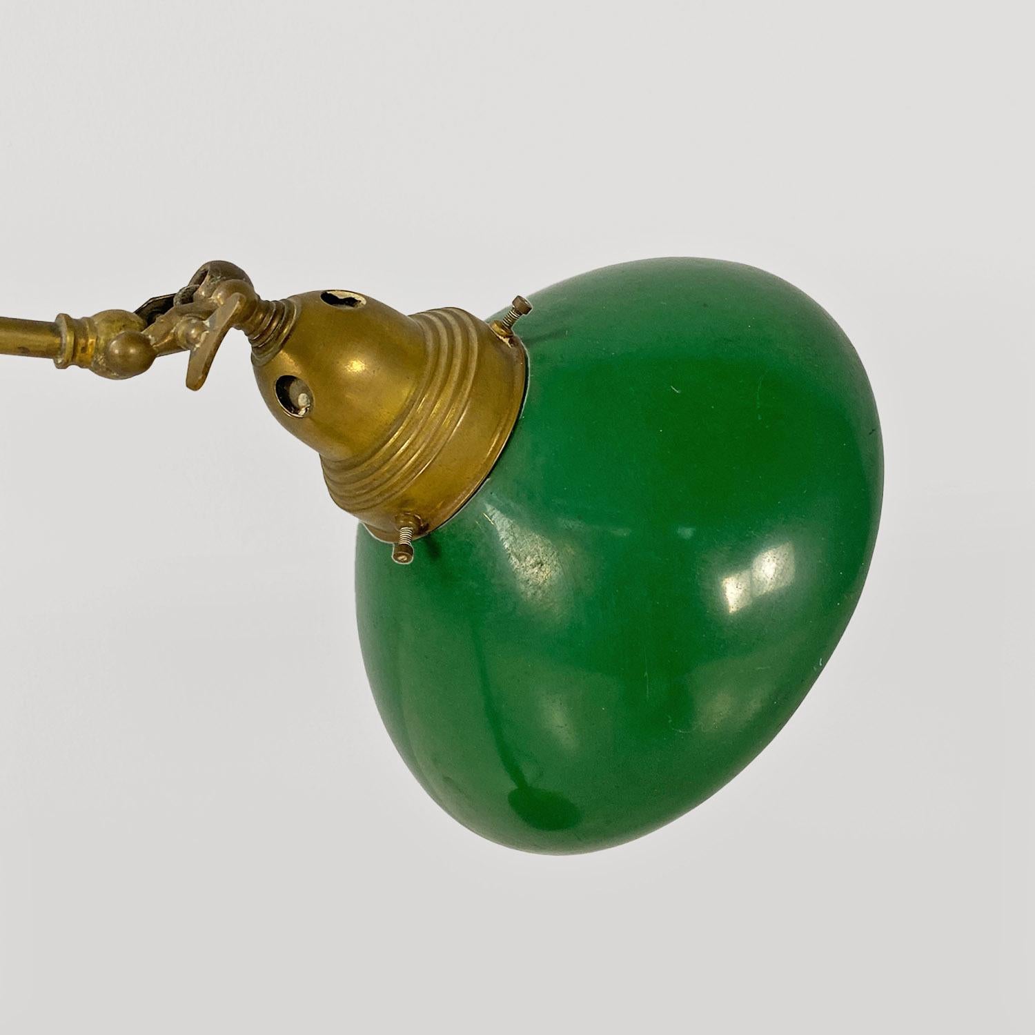Ministerielle Tischlampe, Italien, vergoldetes Metall und grün, um 1920. im Zustand „Gut“ im Angebot in MIlano, IT