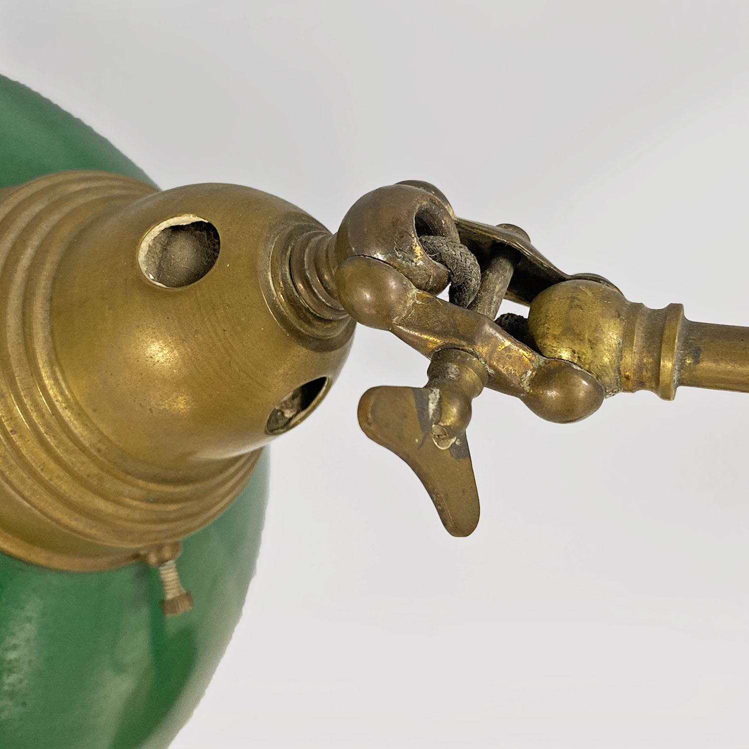 Ministerielle Tischlampe, Italien, vergoldetes Metall und grün, um 1920. (Early 20th Century) im Angebot