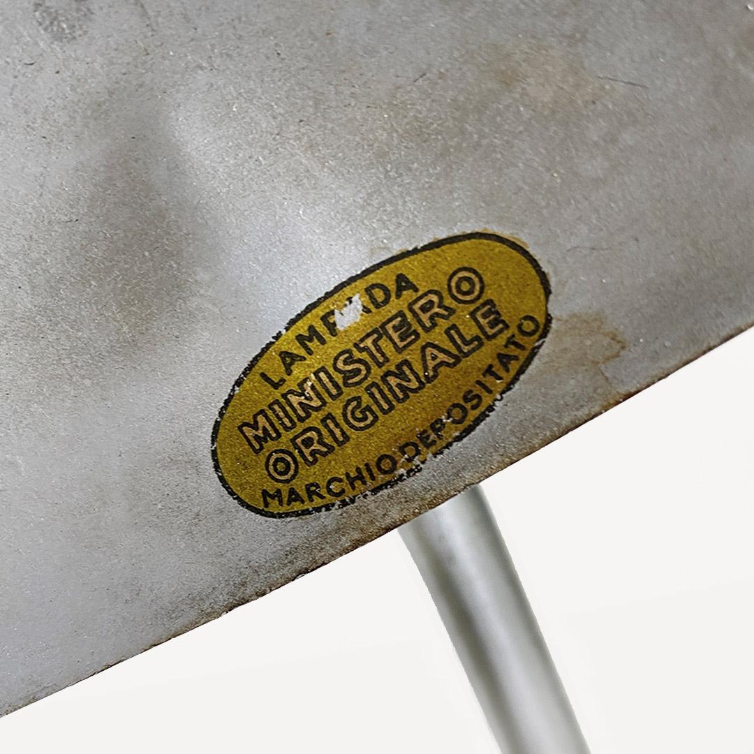 Lampe de table ou de travail de style Bauhaus, modèle Ministero, avec une structure en métal gris et une base courbée de forme irrégulière, à laquelle est attachée une tige pivotante en métal chromé à l'extrémité de laquelle se trouve le diffuseur,