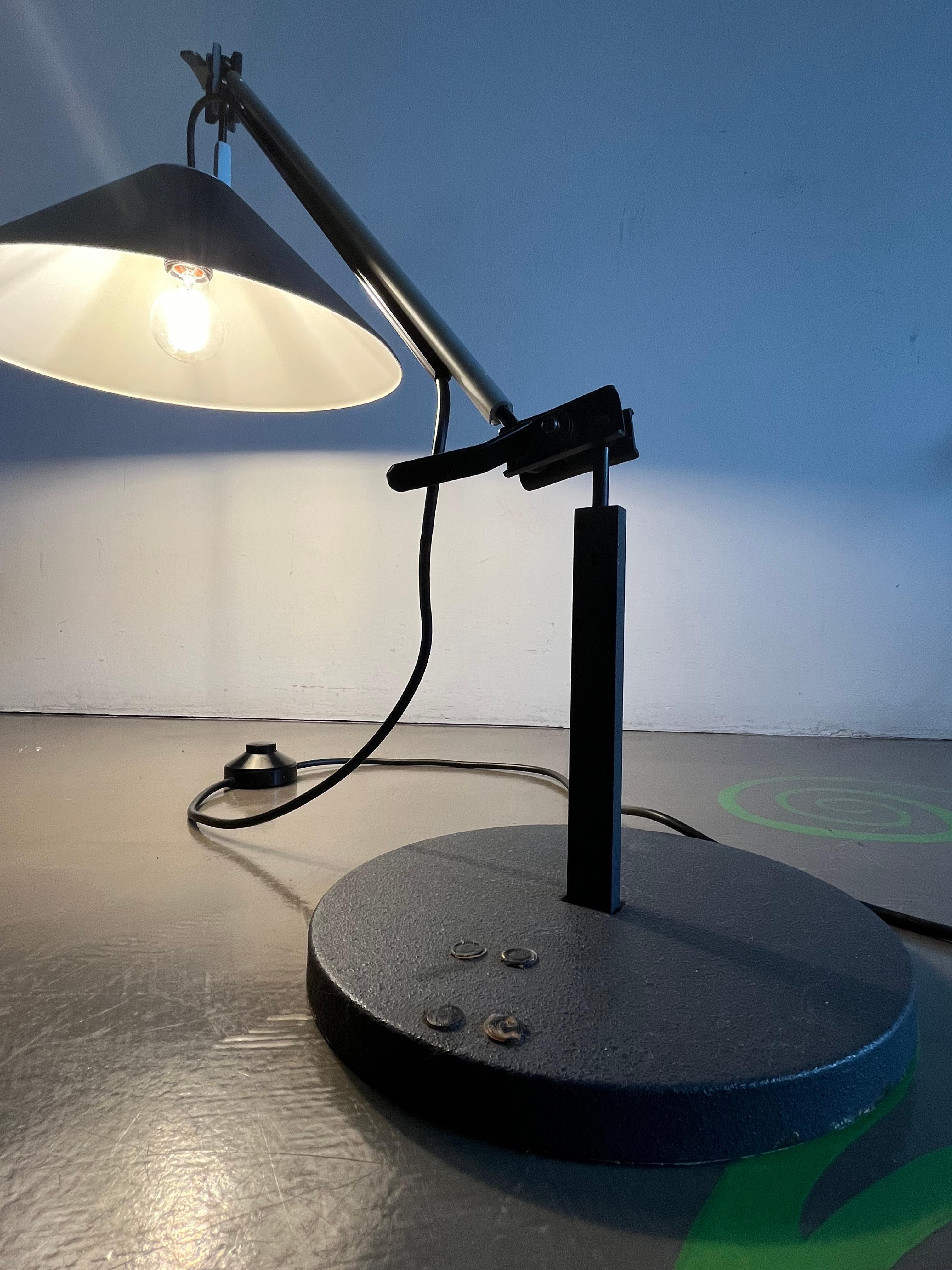 Embossé Lampe de table mod. Aggregato conçue par Enzo Mari pour G. Fassina pour Artemide en vente